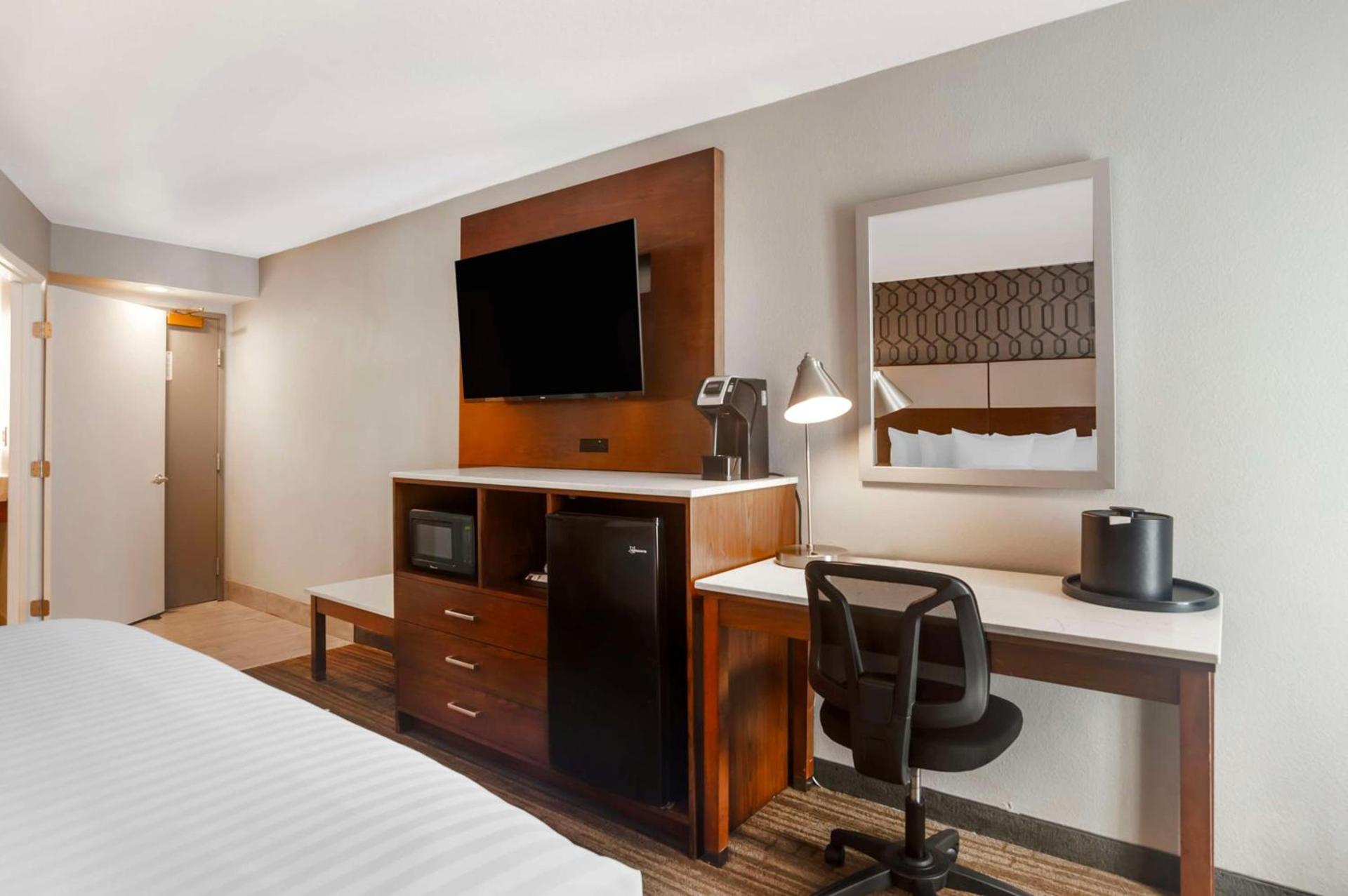Best Western Plus Commerce Hotel photo 20