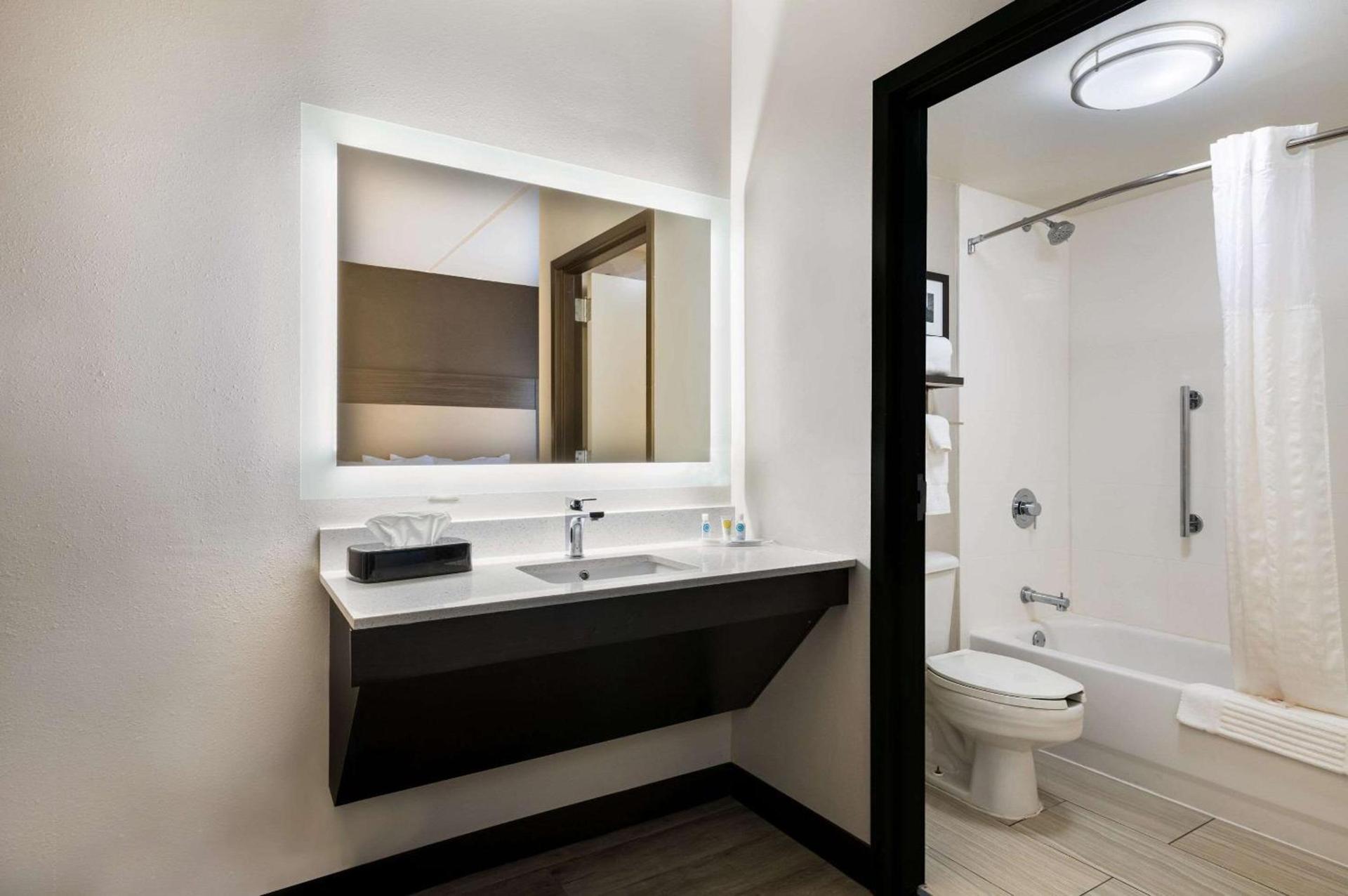 Comfort Suites Northlake photo 18