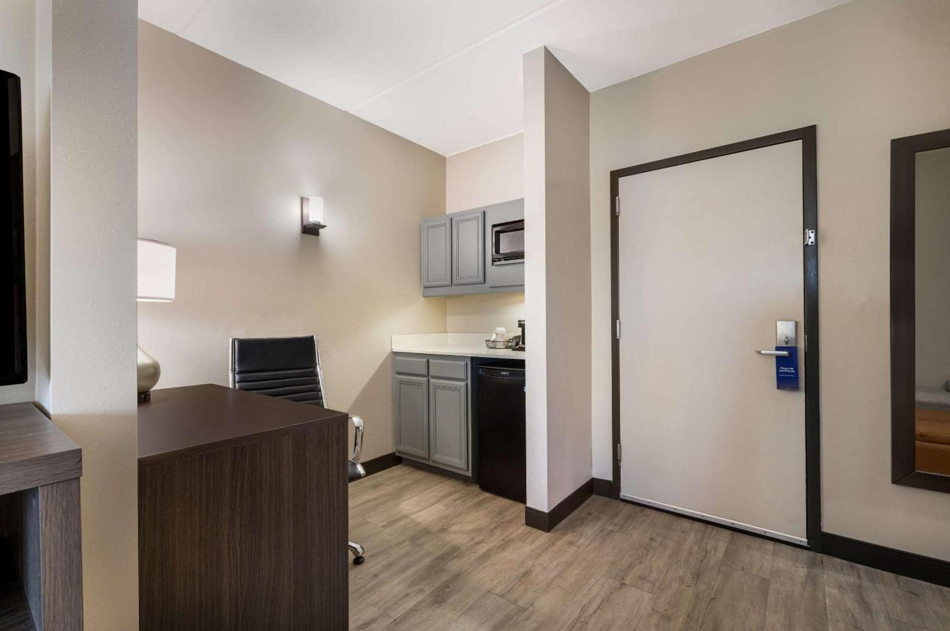 Comfort Suites Northlake photo 17