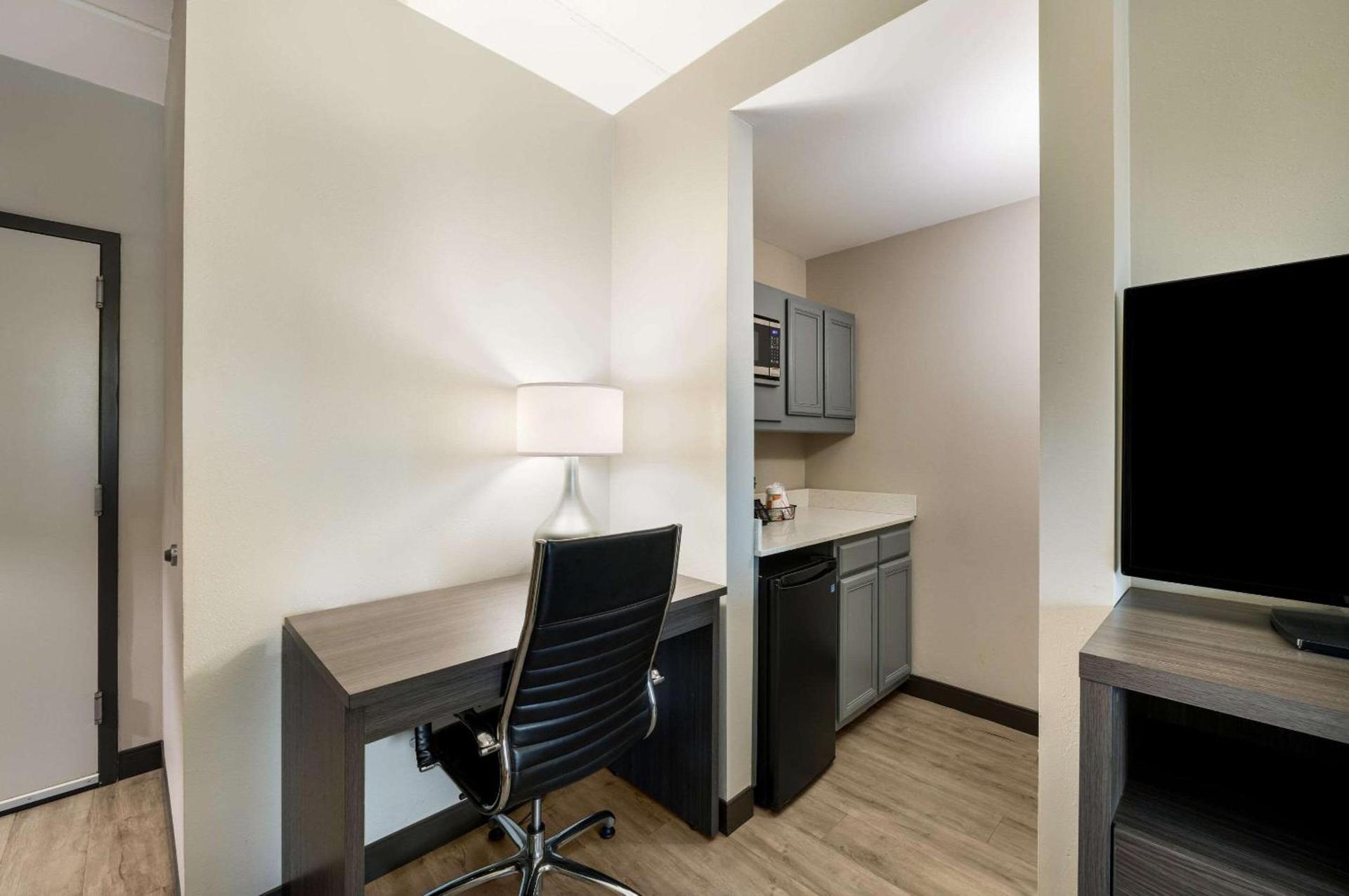 Comfort Suites Northlake photo 21