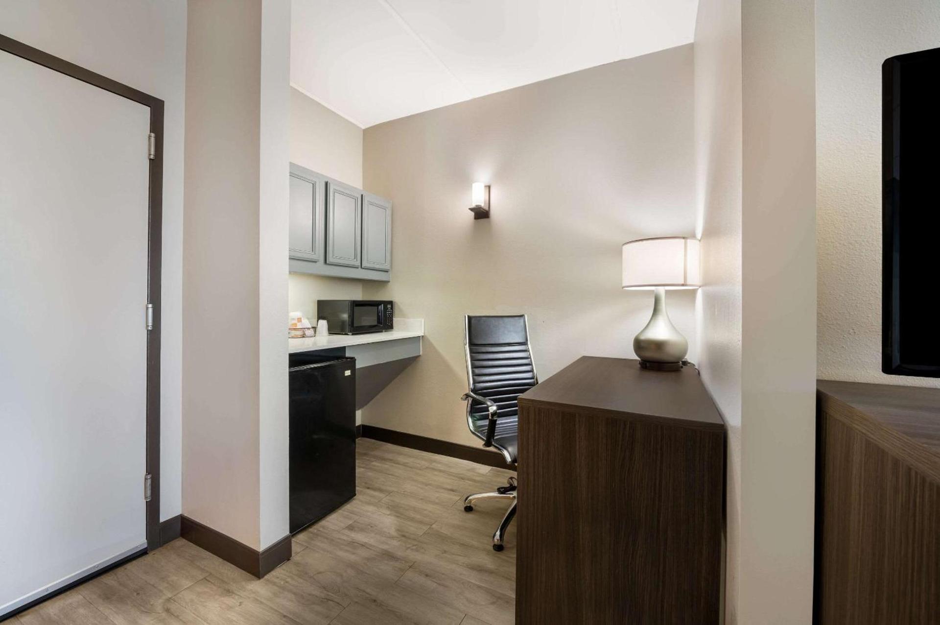 Comfort Suites Northlake photo 30