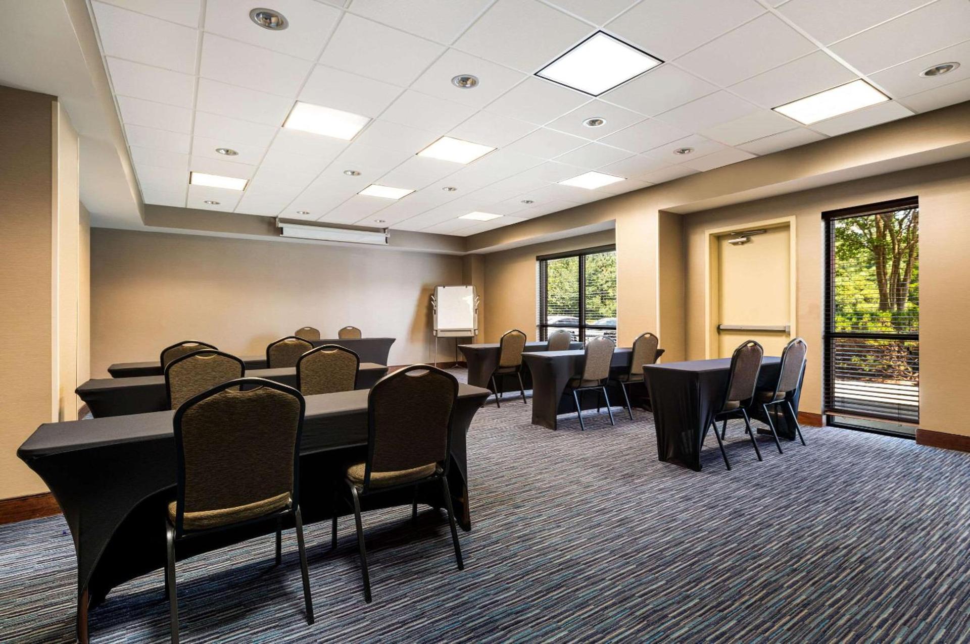 Comfort Suites Northlake photo 51