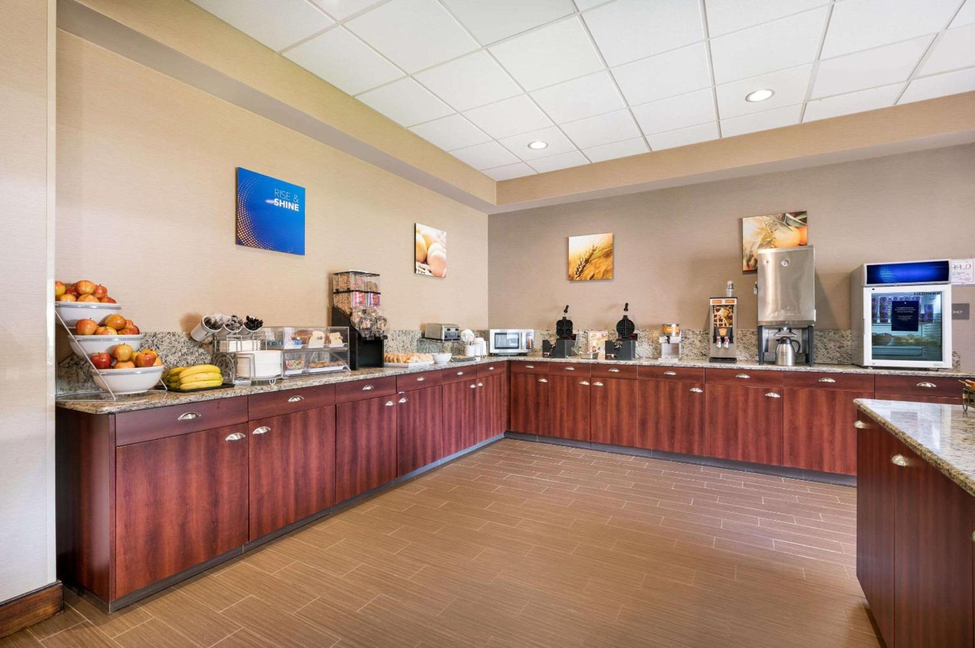 Comfort Suites Northlake photo 35
