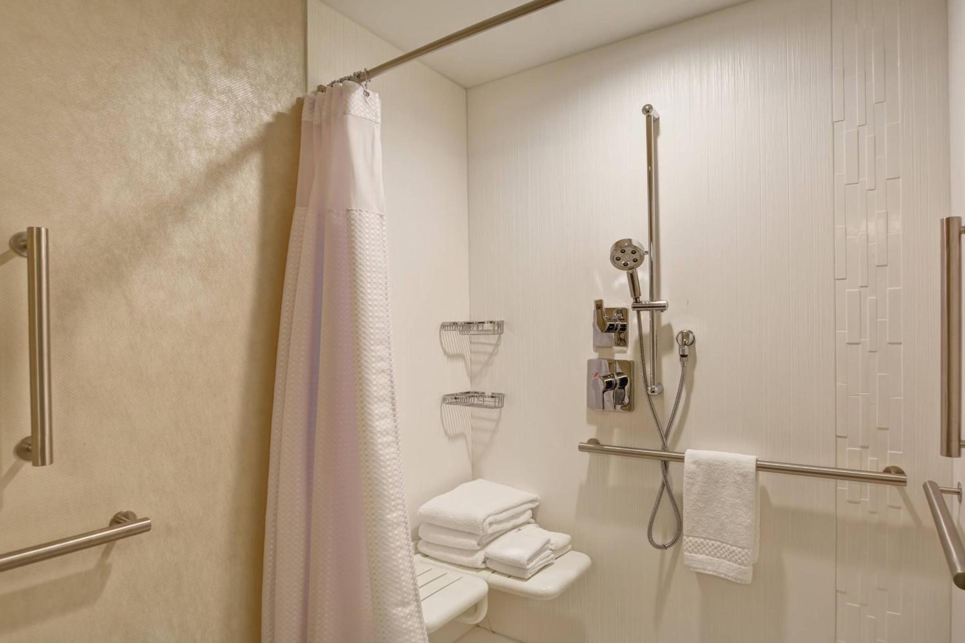 Courtyard by Marriott Long Island Islip/Courthouse Complex photo 9