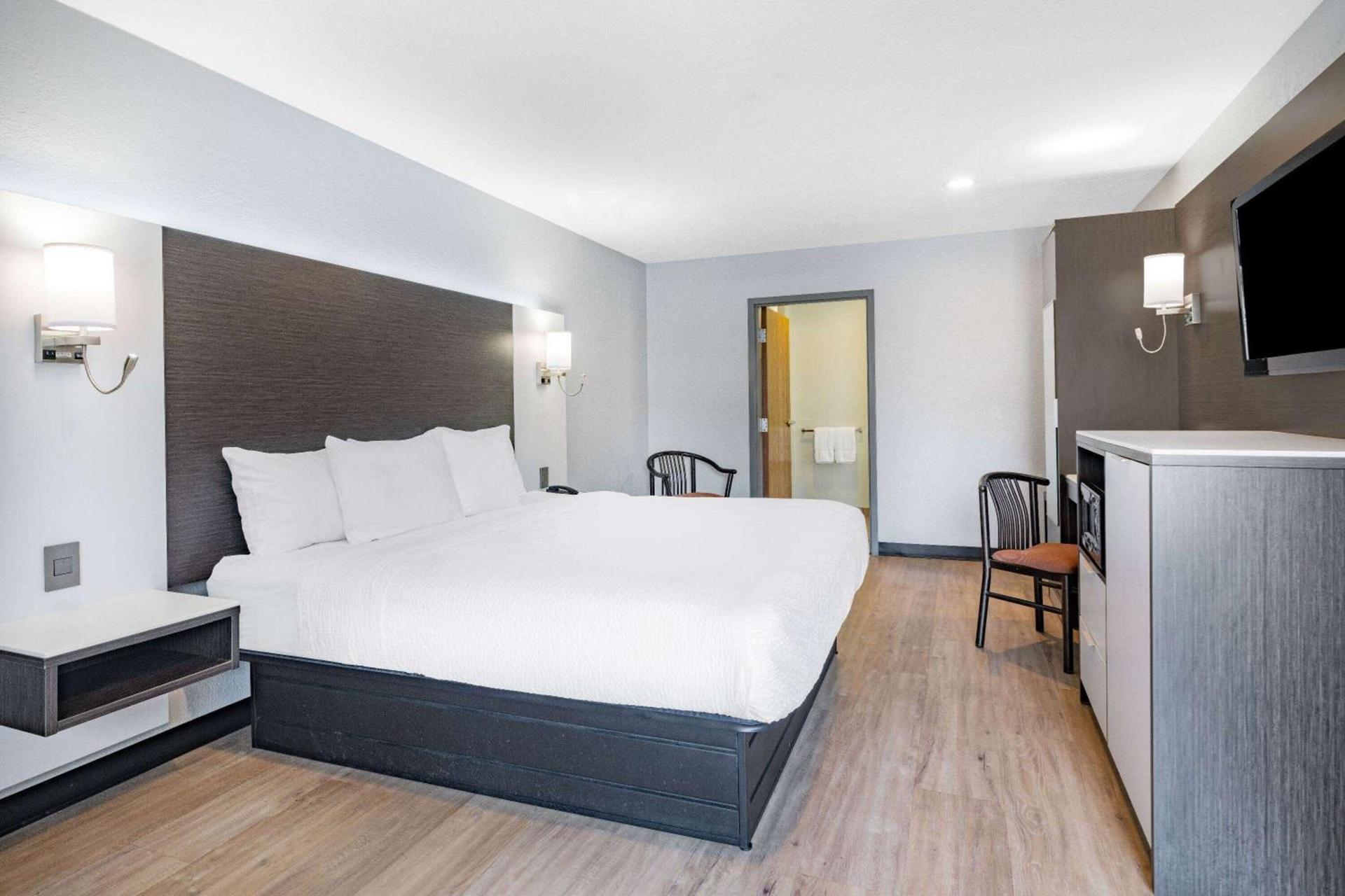 Days Inn & Suites by Wyndham Niagara Falls/Buffalo photo 6