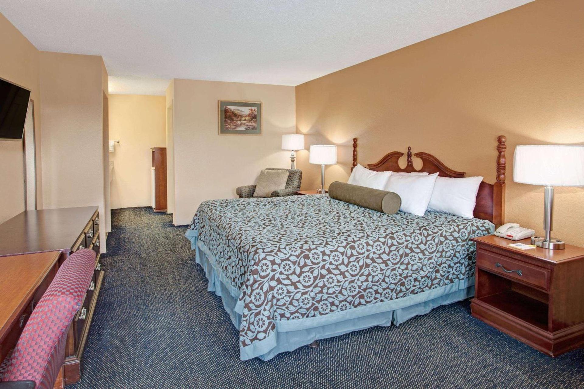 Days Inn by Wyndham Marietta White Water photo 8
