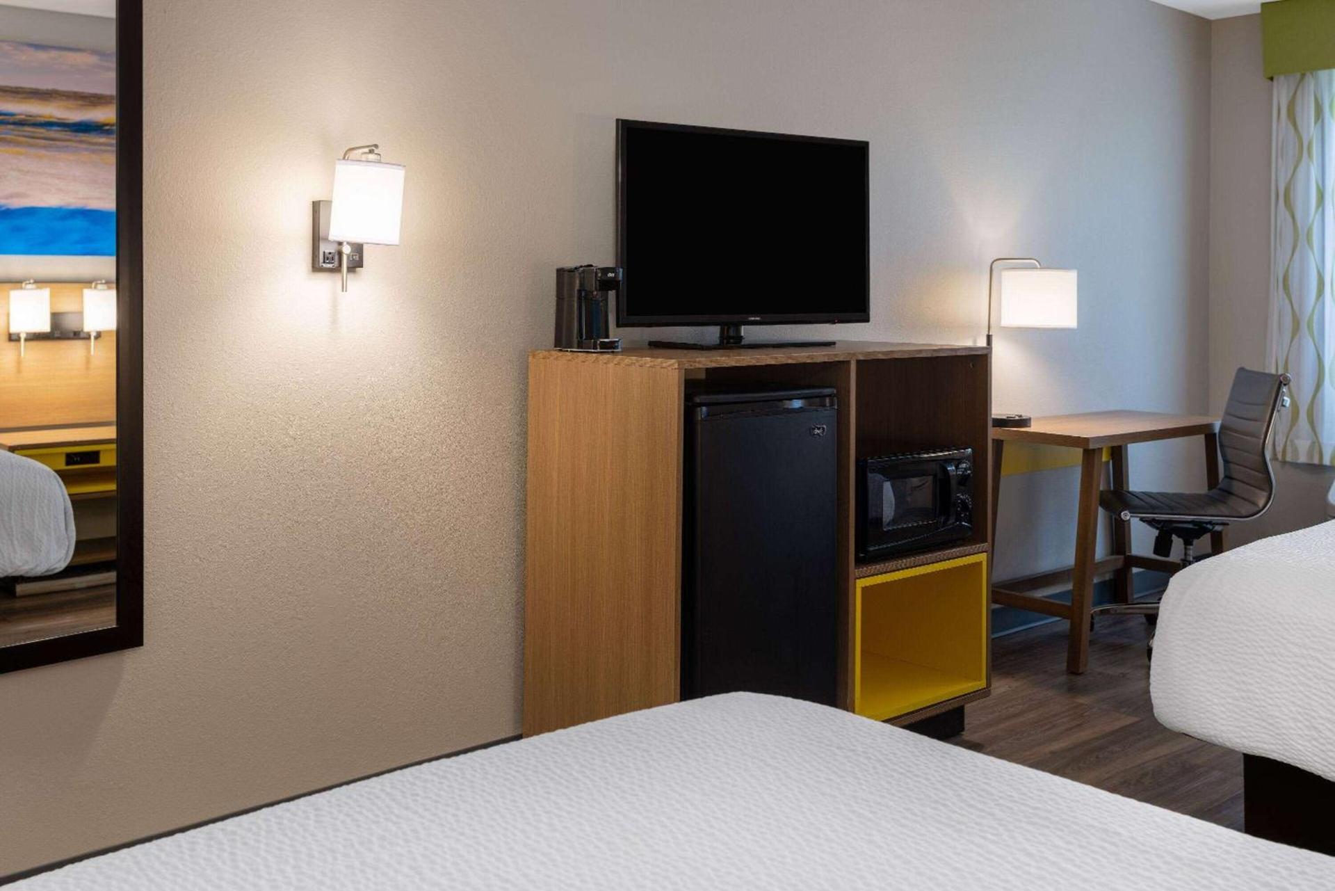 Days Inn by Wyndham Louisburg photo 15