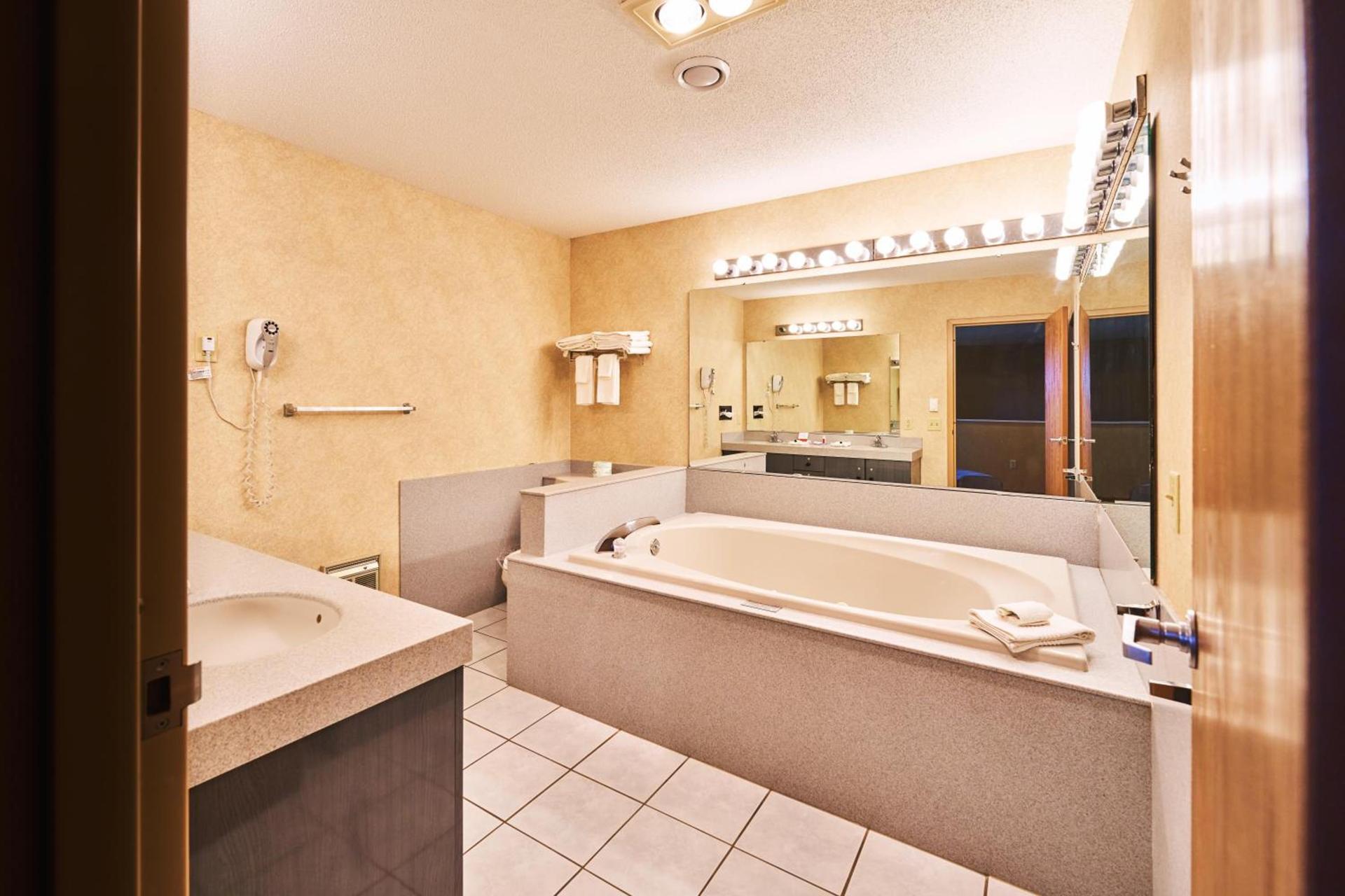 Econo Lodge Maquoketa photo 57