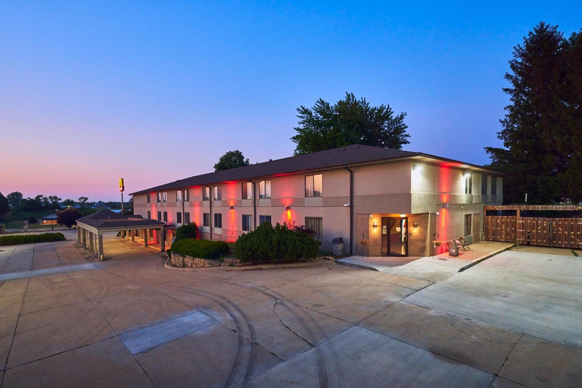 Econo Lodge Maquoketa photo 24