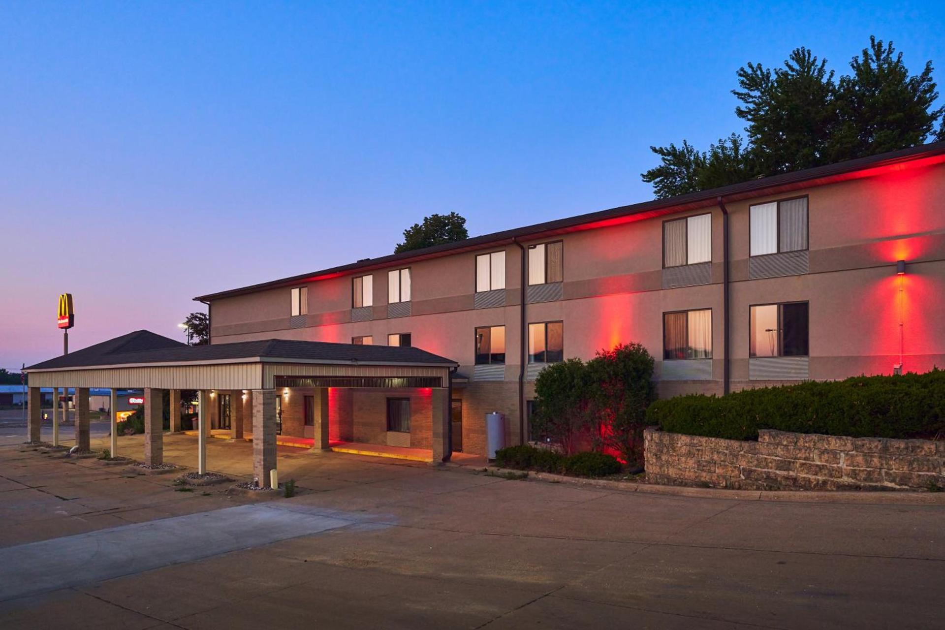Econo Lodge Maquoketa photo 11