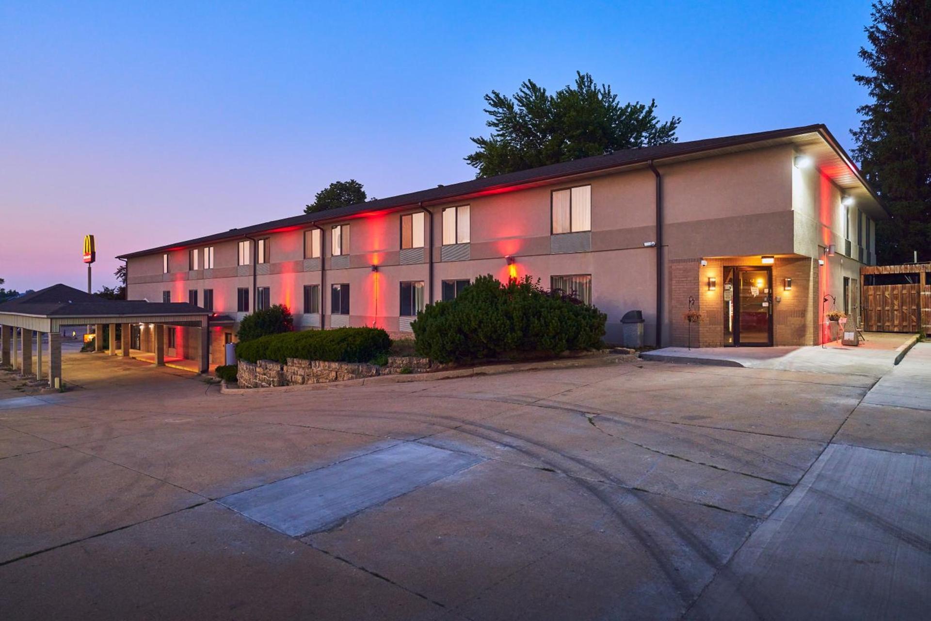 Econo Lodge Maquoketa photo 25
