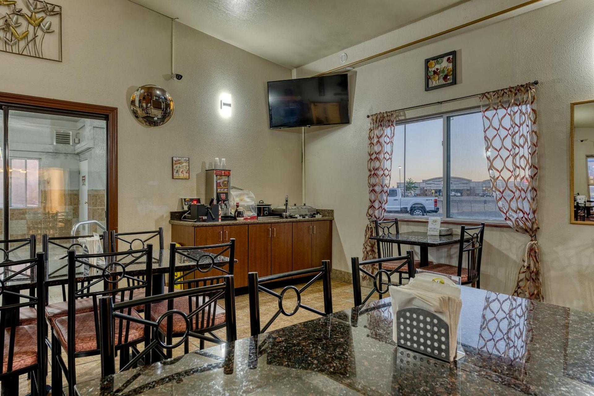 Super 8 by Wyndham Alamosa photo 2