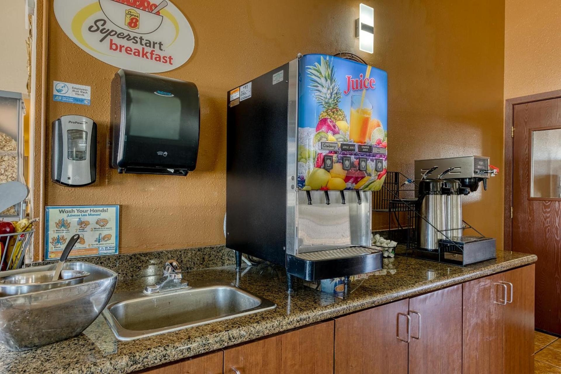 Super 8 by Wyndham Alamosa photo 9