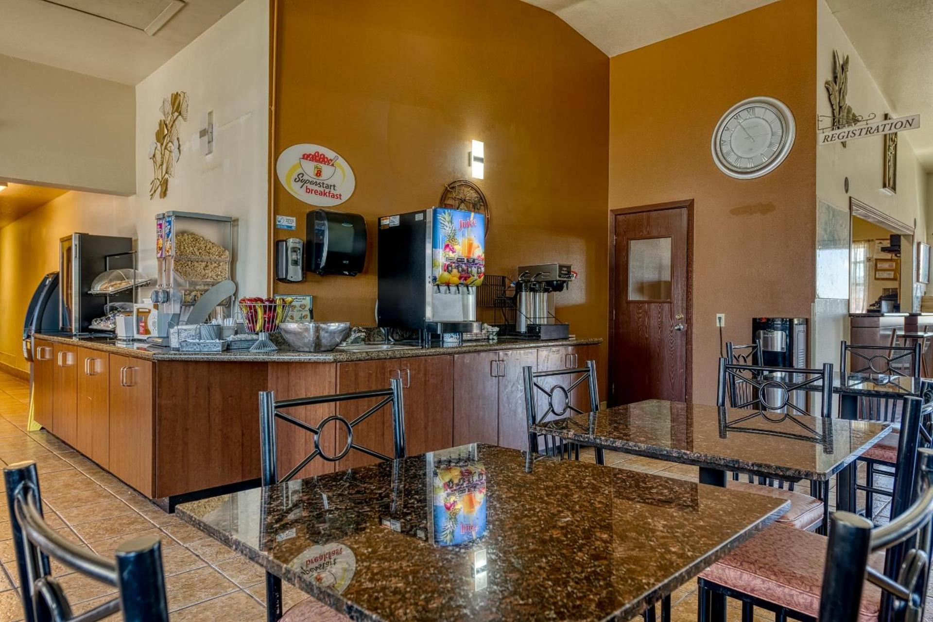 Super 8 by Wyndham Alamosa photo 10