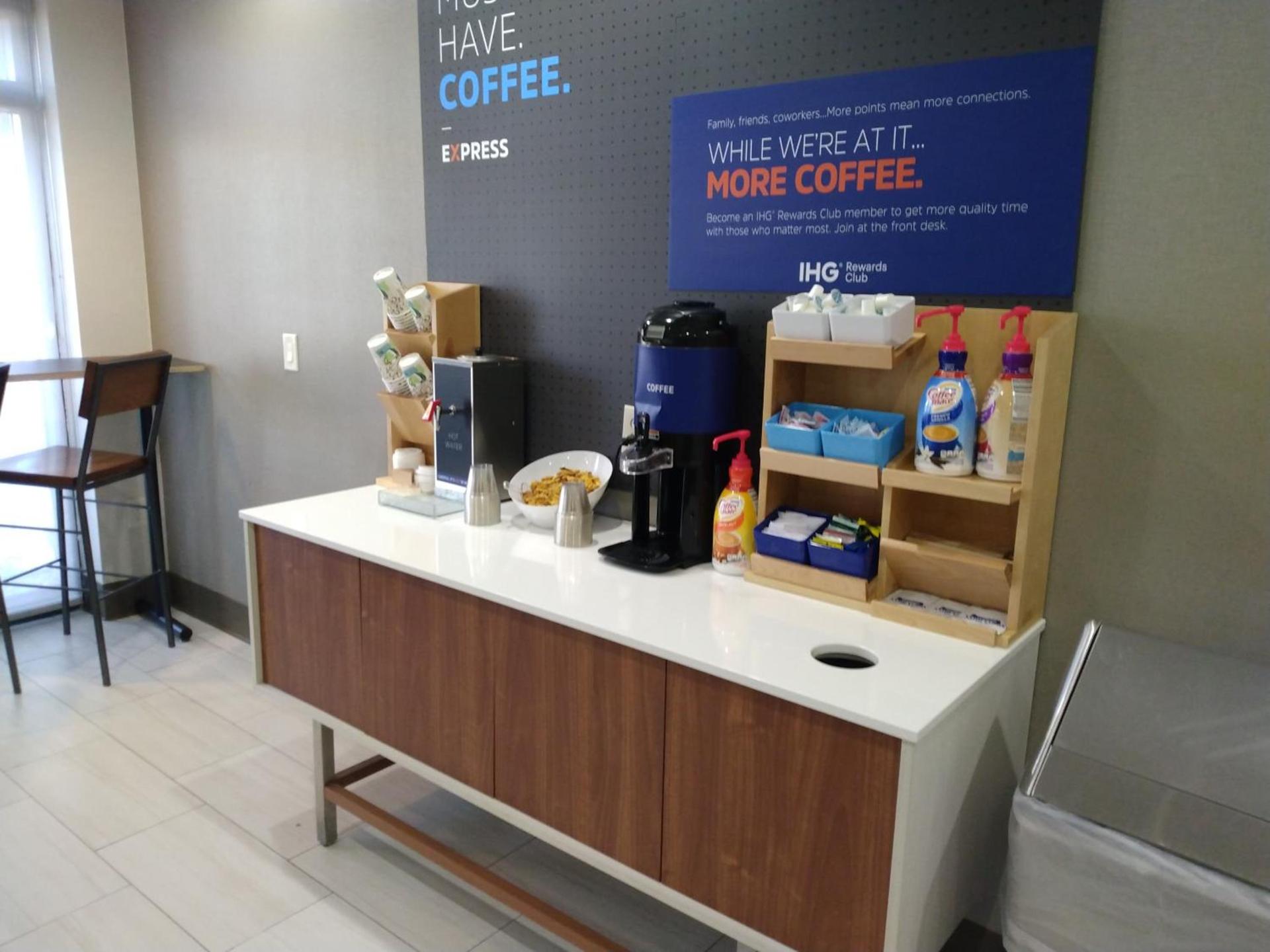 Holiday Inn Express Hotel & Suites Albuquerque Midtown by IHG photo 7