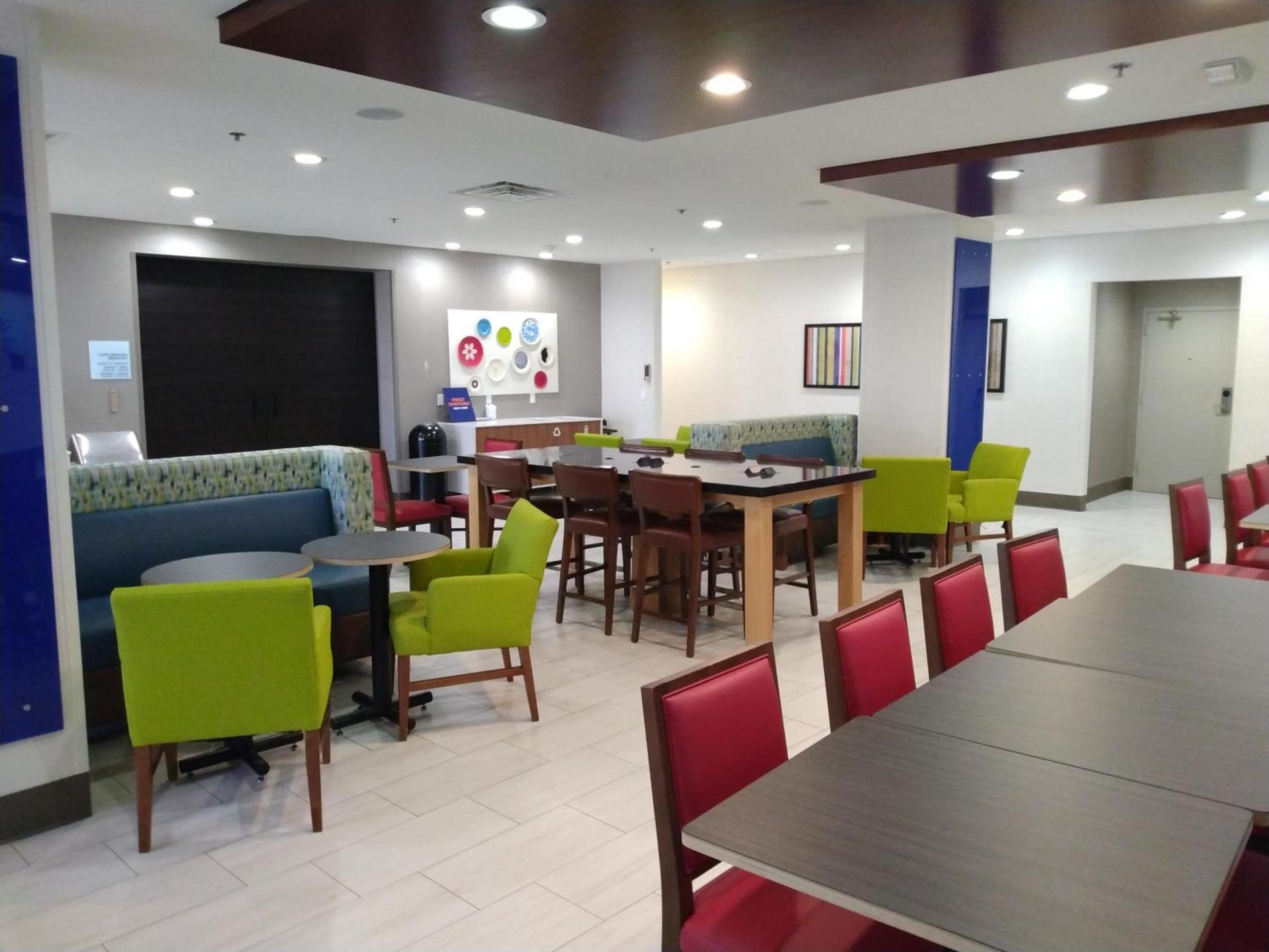 Holiday Inn Express Hotel & Suites Albuquerque Midtown by IHG photo 8