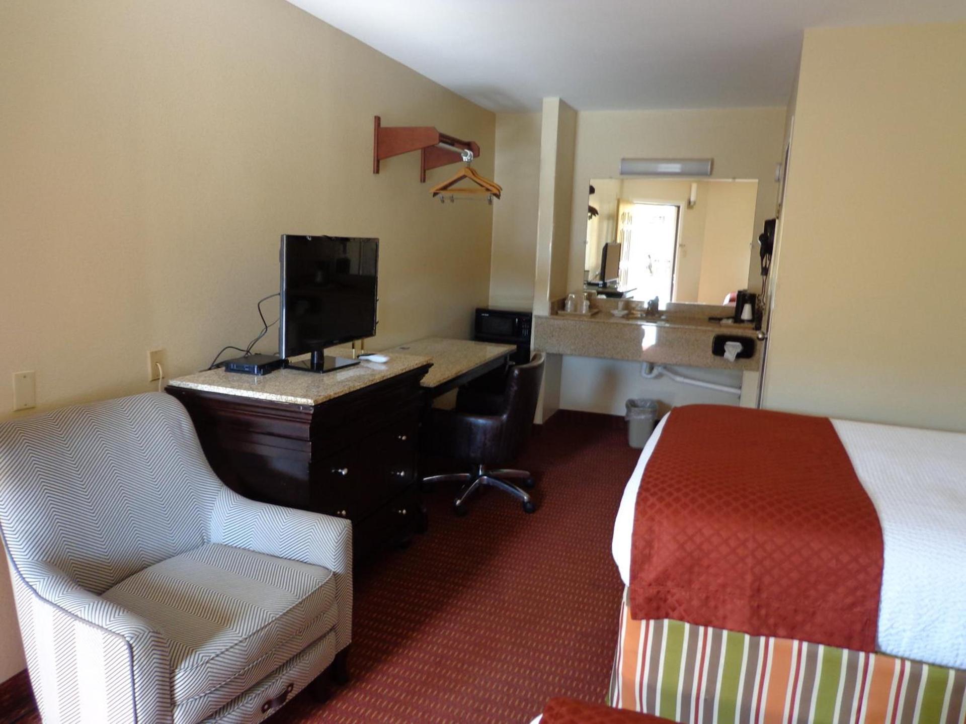 Economy Inn Express Warren photo 4