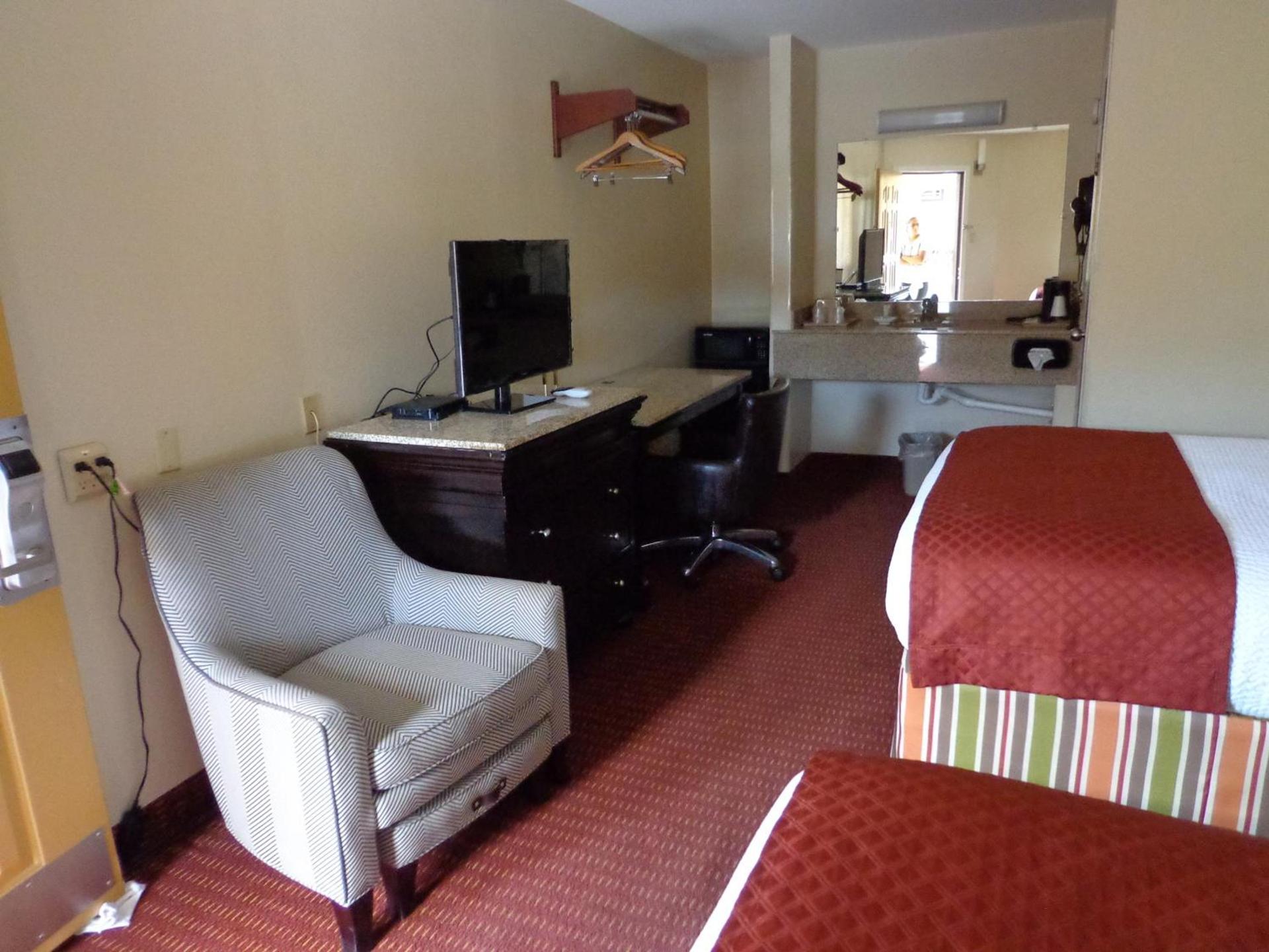Economy Inn Express Warren photo 5