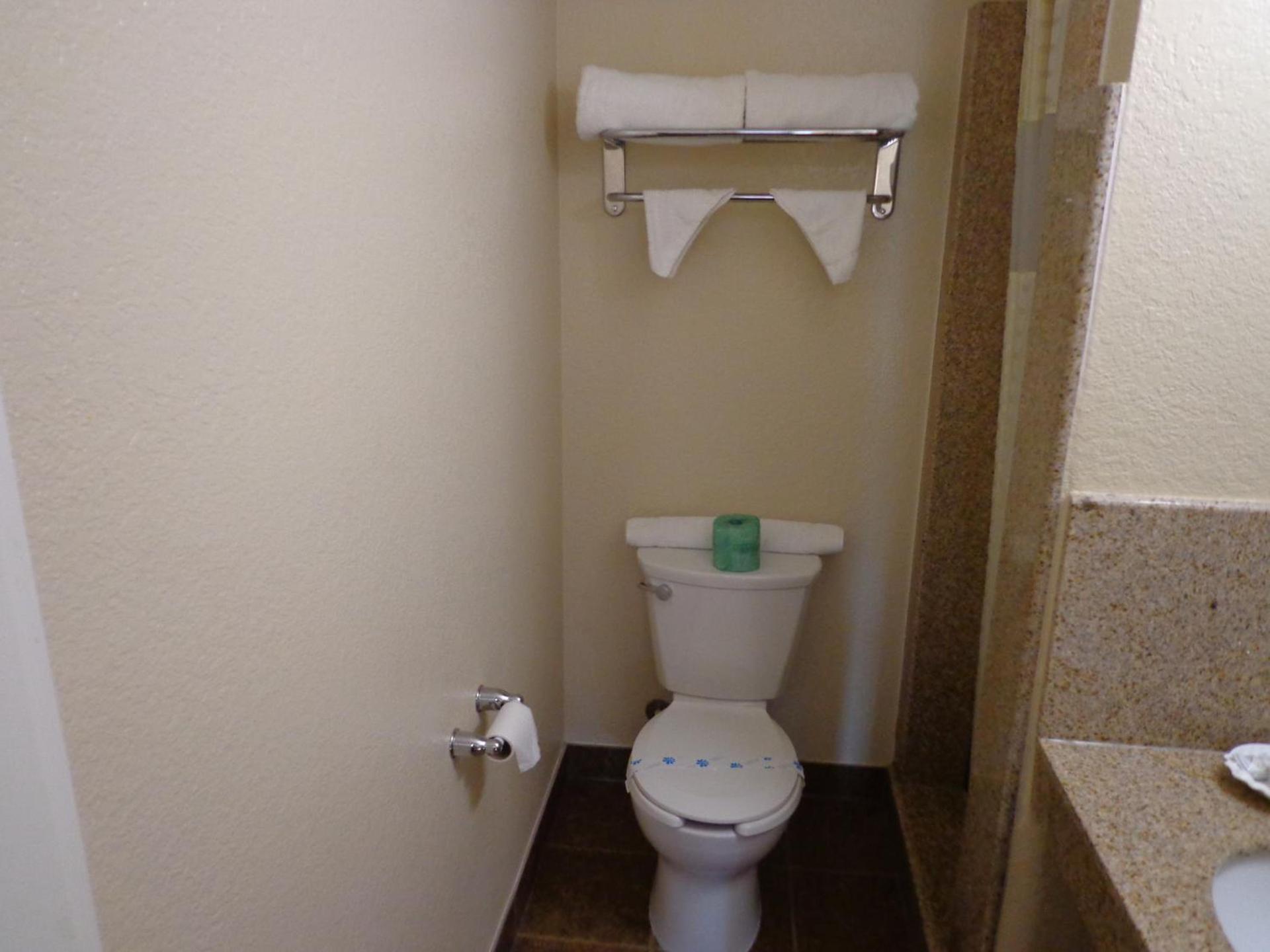 Economy Inn Express Warren photo 7