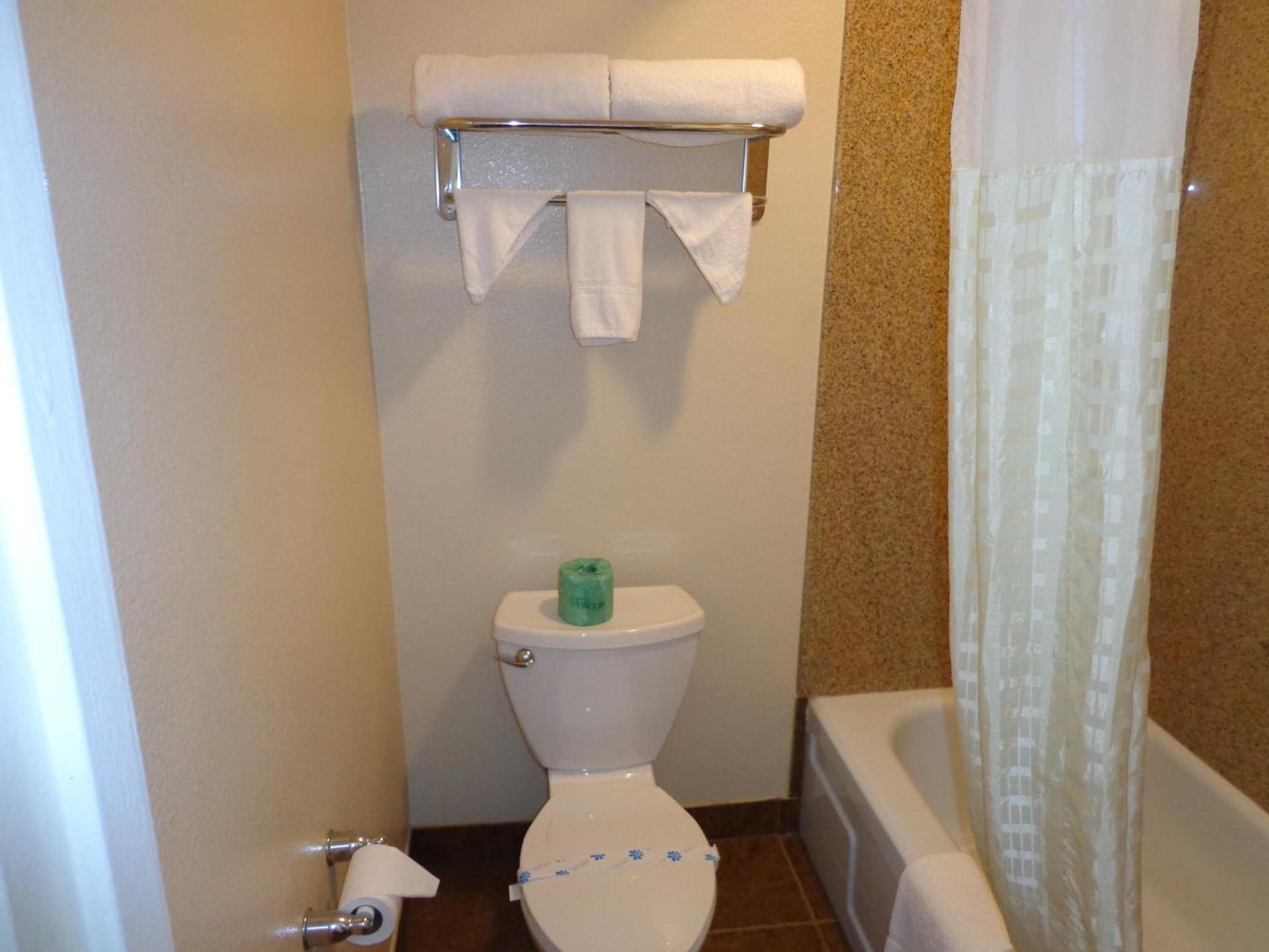 Economy Inn Express Warren photo 9