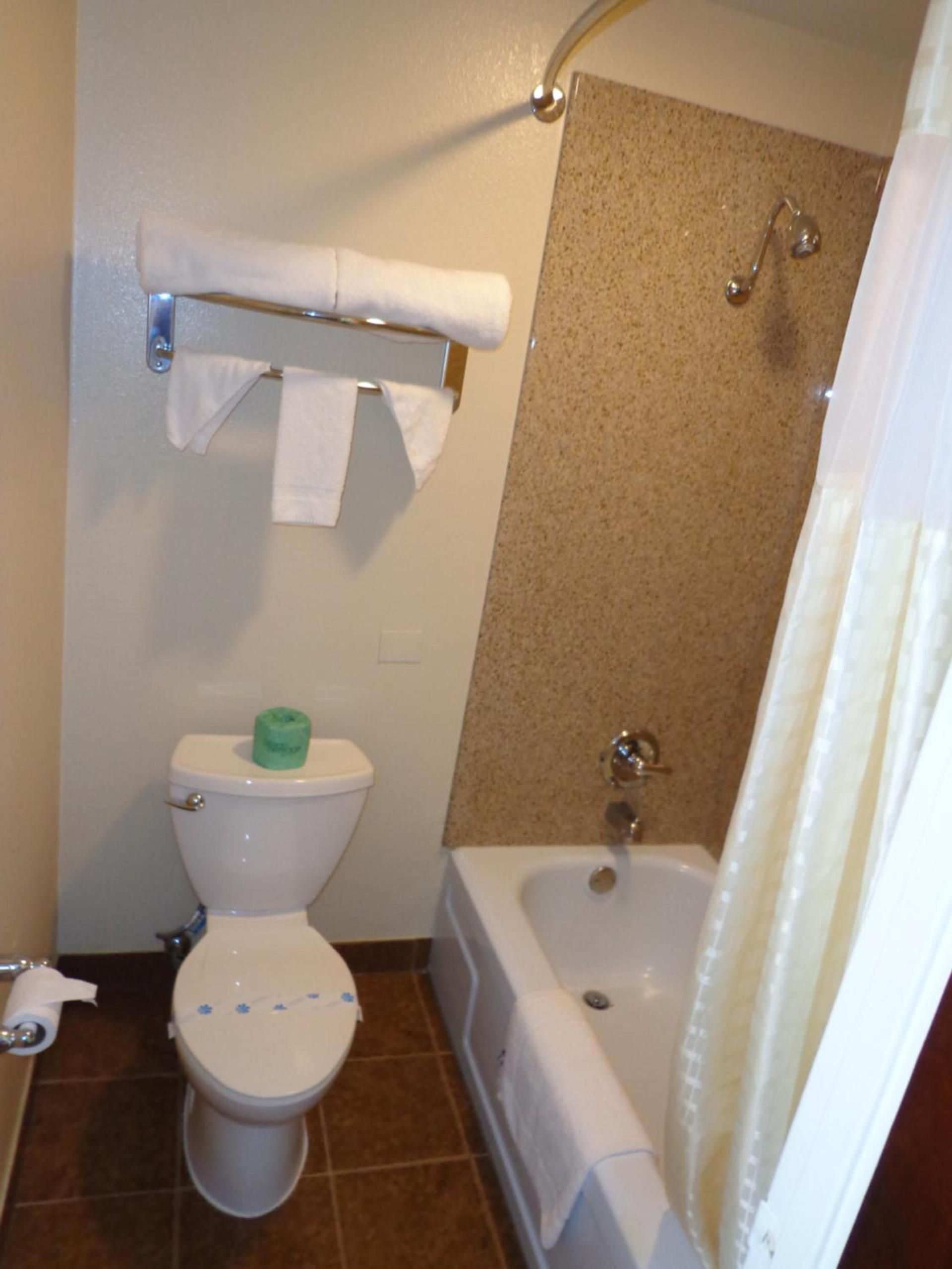 Economy Inn Express Warren photo 13
