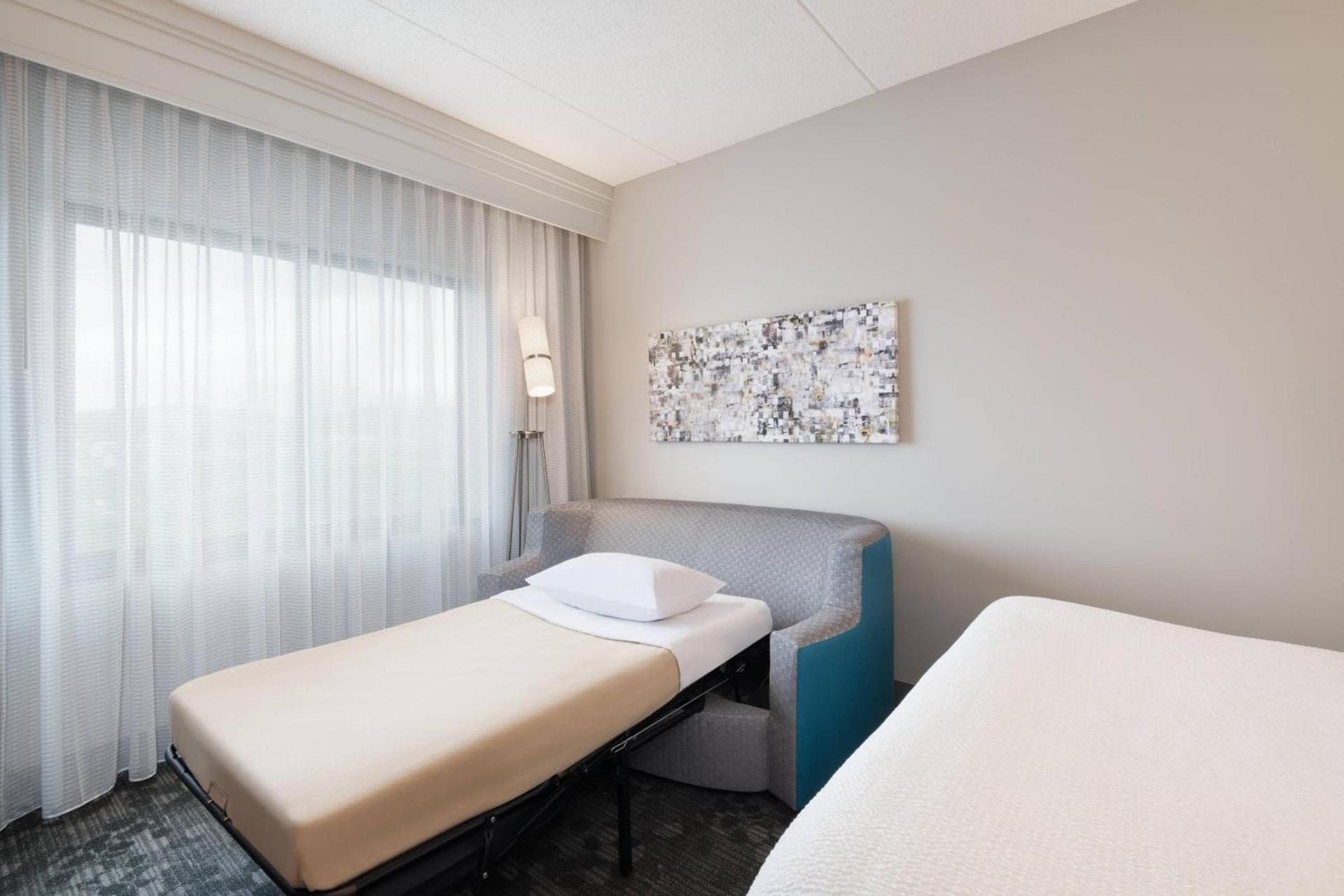 Courtyard by Marriott Pittsburgh Washington Meadow Lands photo 13