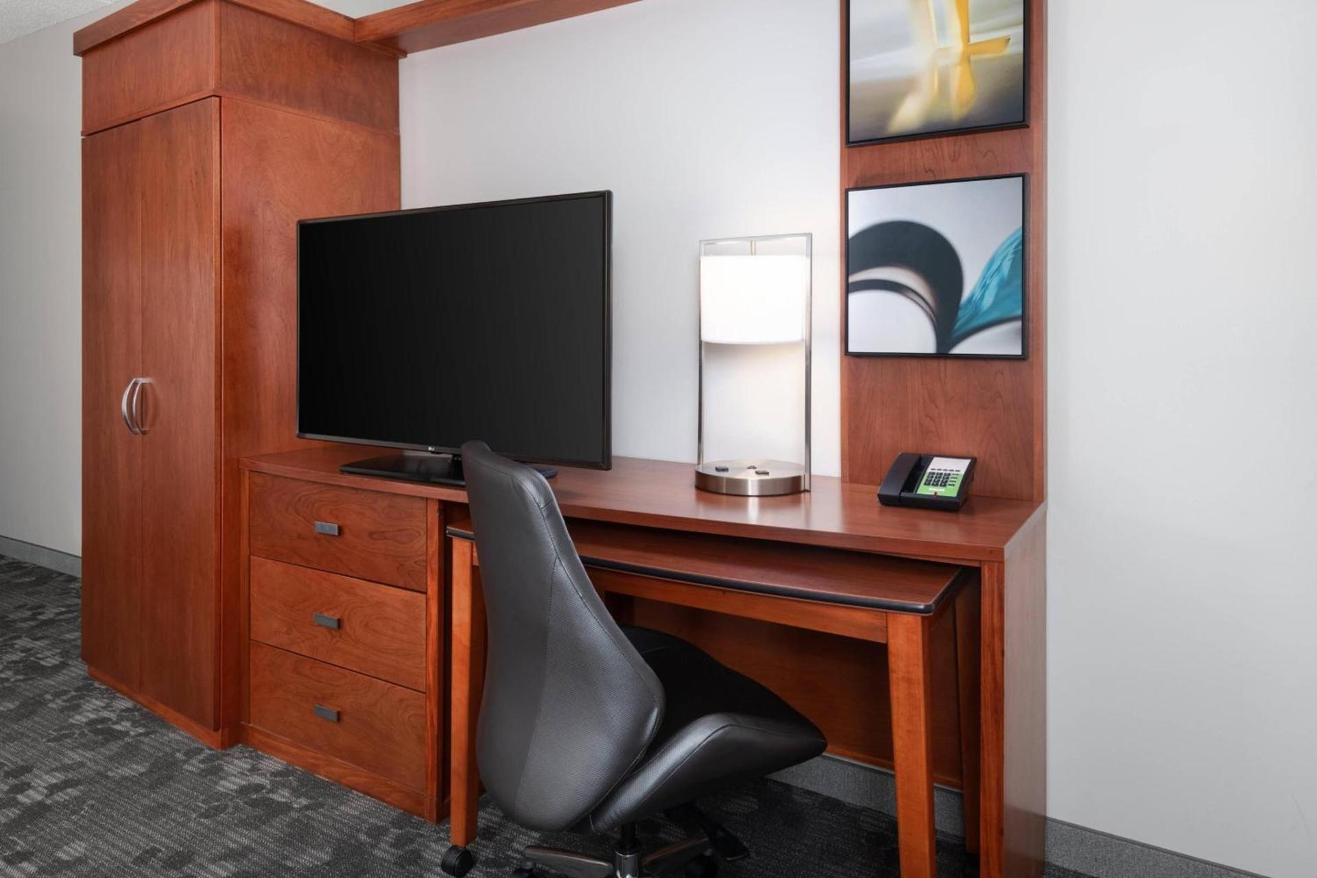 Courtyard by Marriott Pittsburgh Washington Meadow Lands photo 15