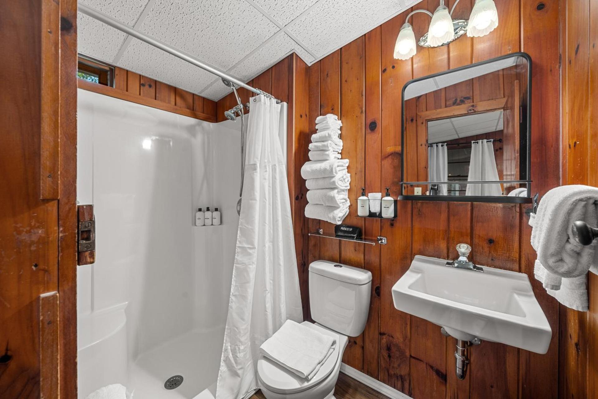 CedarWood Inn photo 56