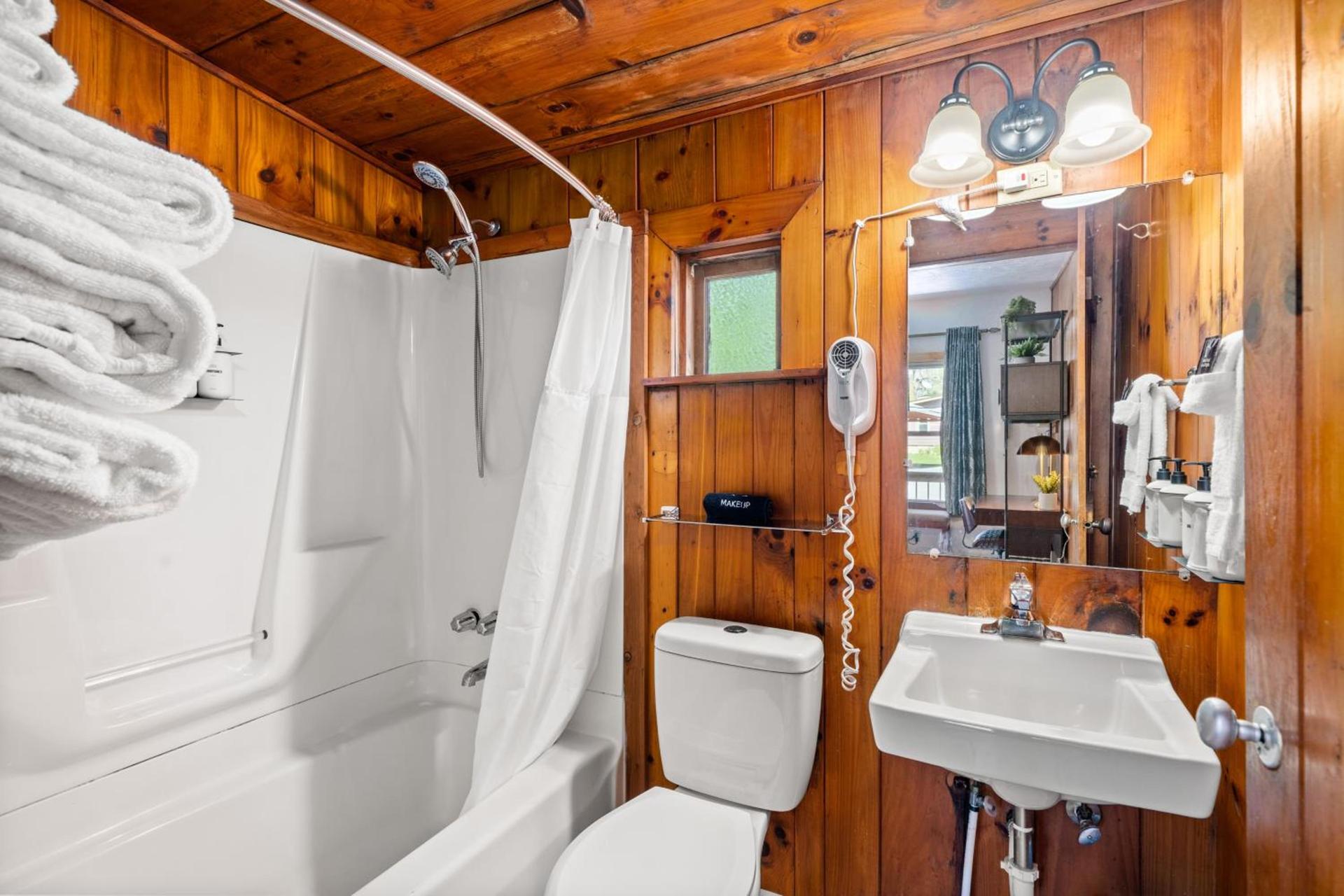 CedarWood Inn photo 64