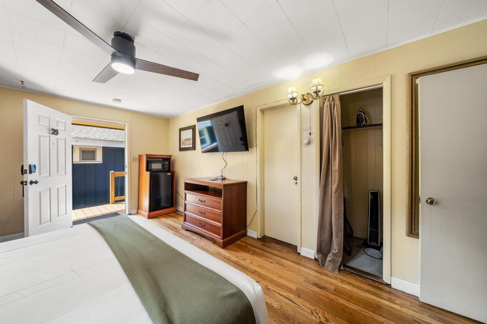 CedarWood Inn photo 72