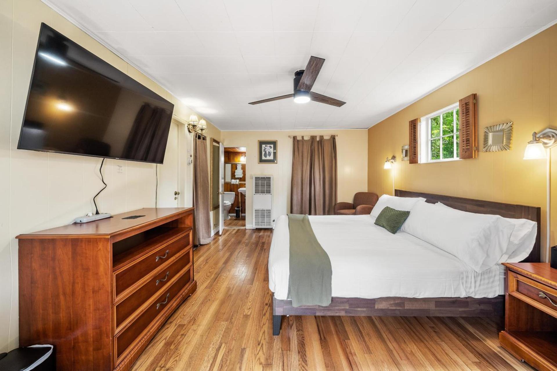 CedarWood Inn photo 70