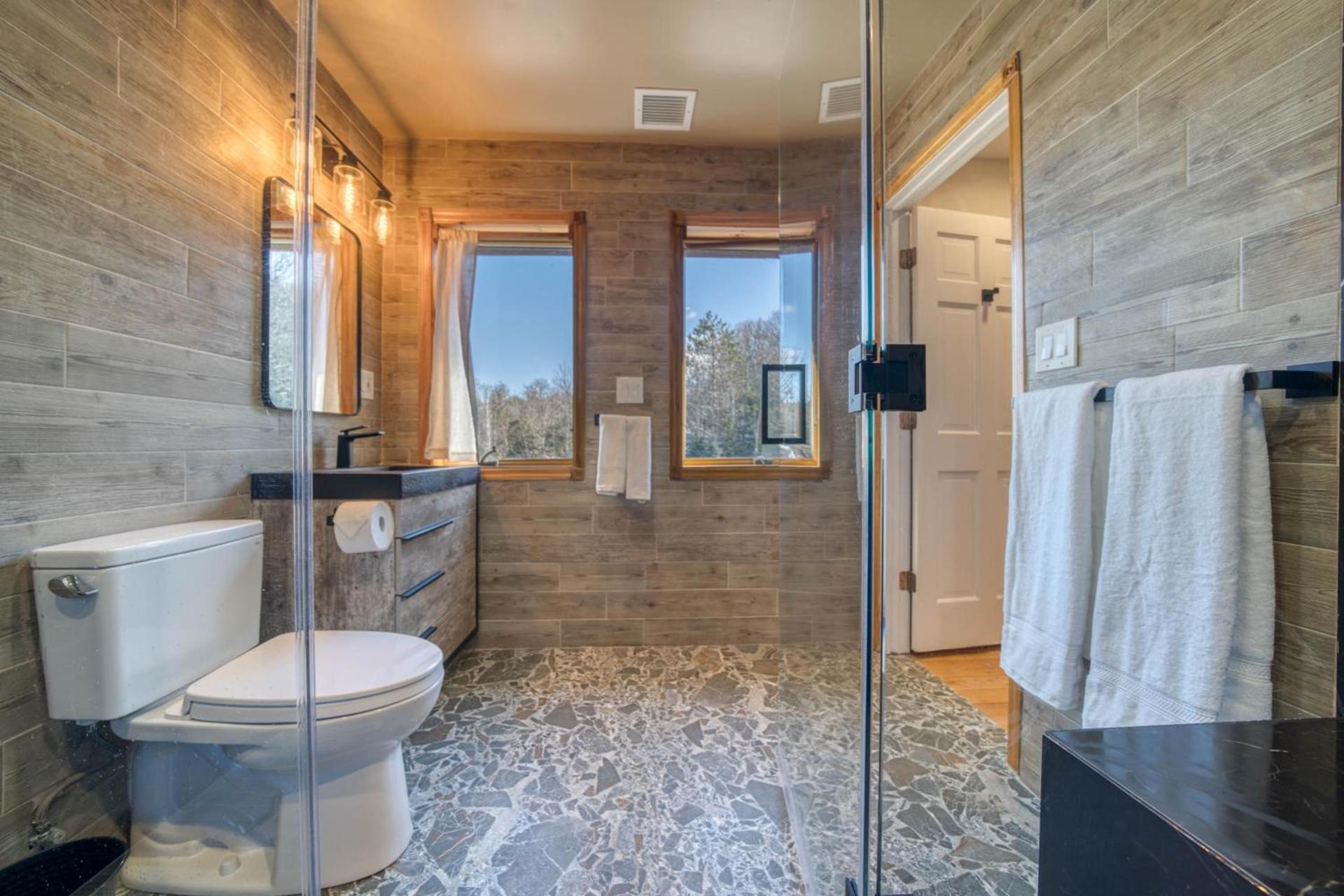 The Haüs Windham - Spacious Suites, Hot Tub, Mountain Views! photo 2