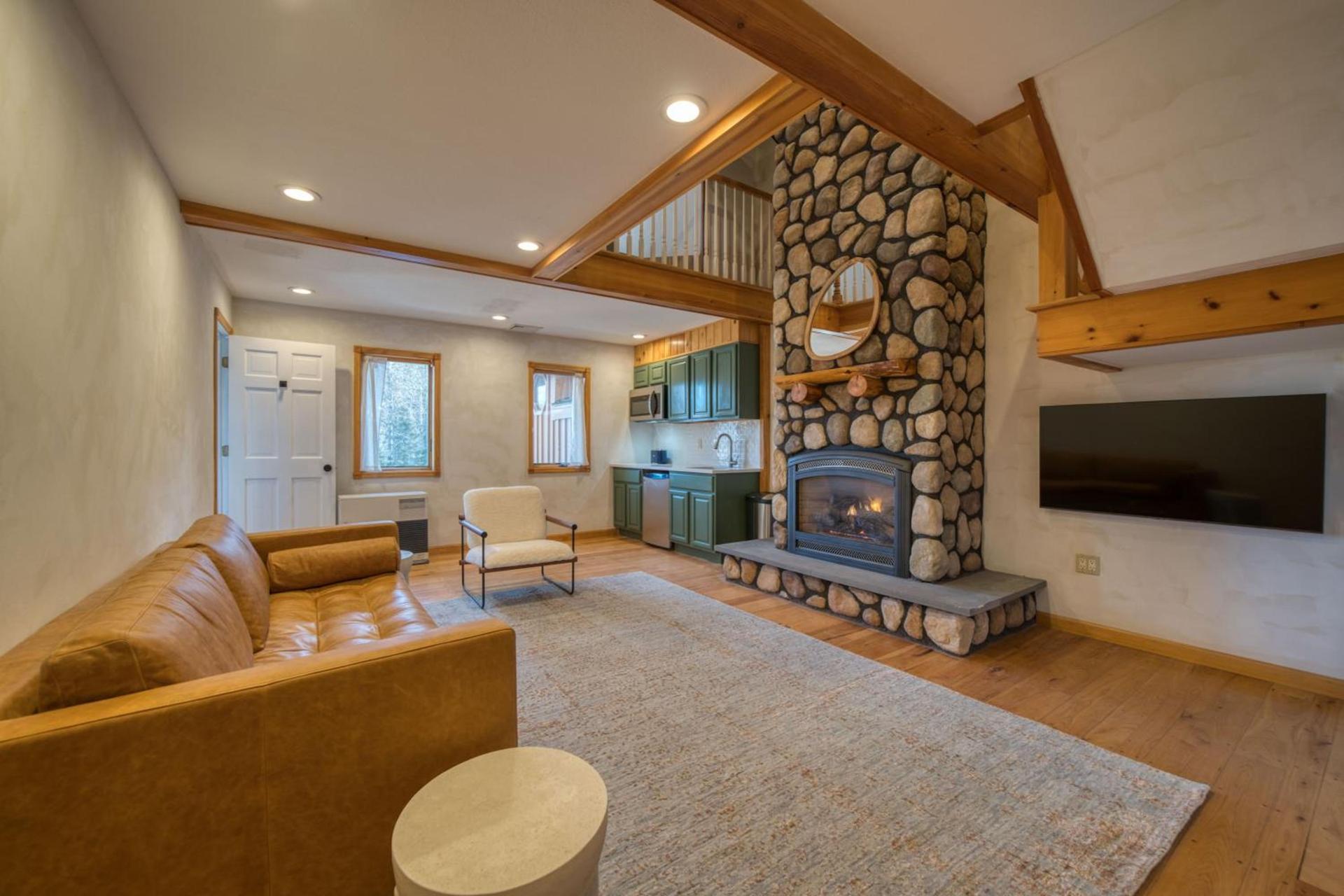 The Haüs Windham - Spacious Suites, Hot Tub, Mountain Views! photo 3