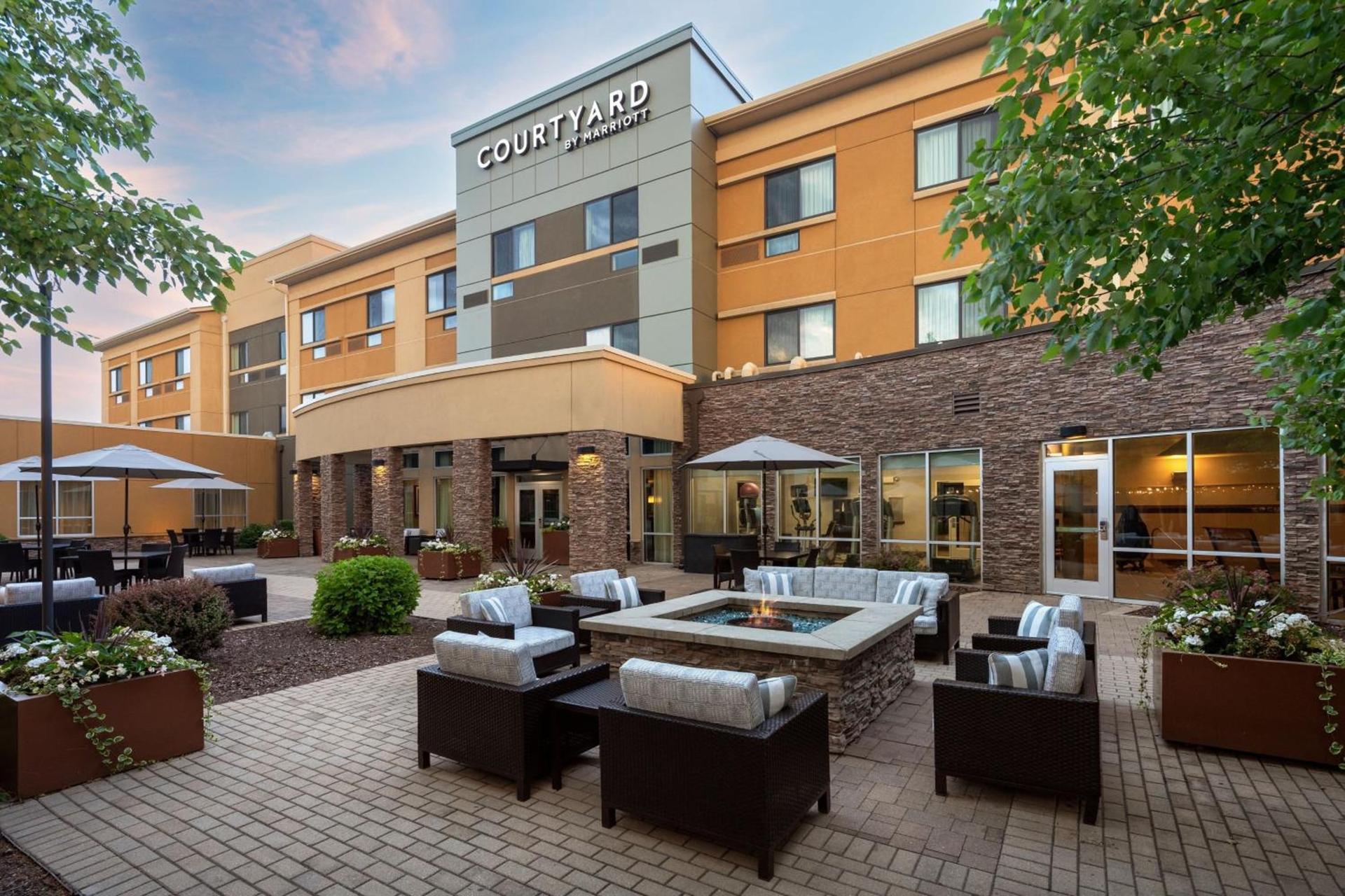 Courtyard Mankato Hotel & Event Center photo 1