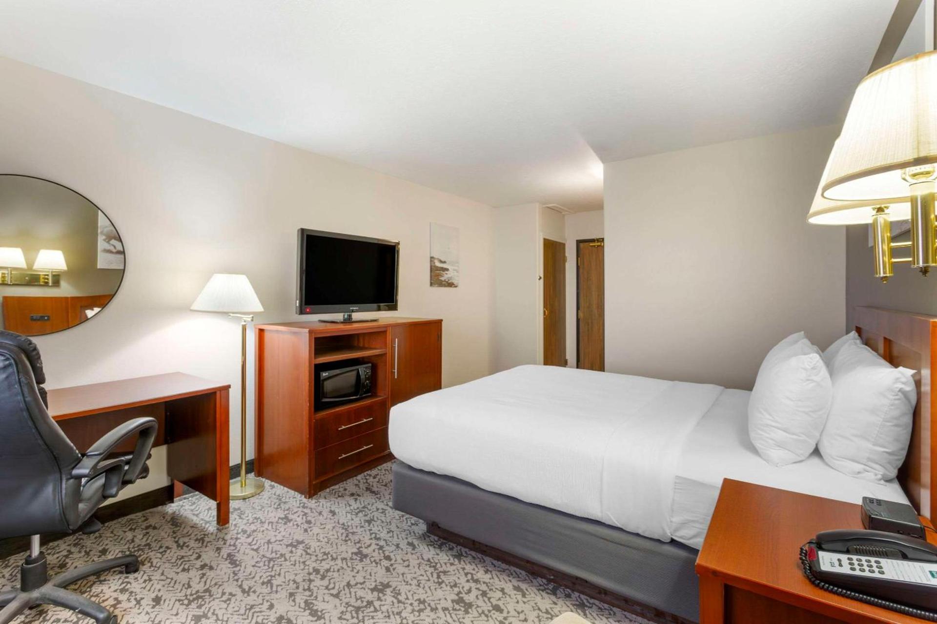 Quality Inn & Suites Fillmore I-15 photo 13