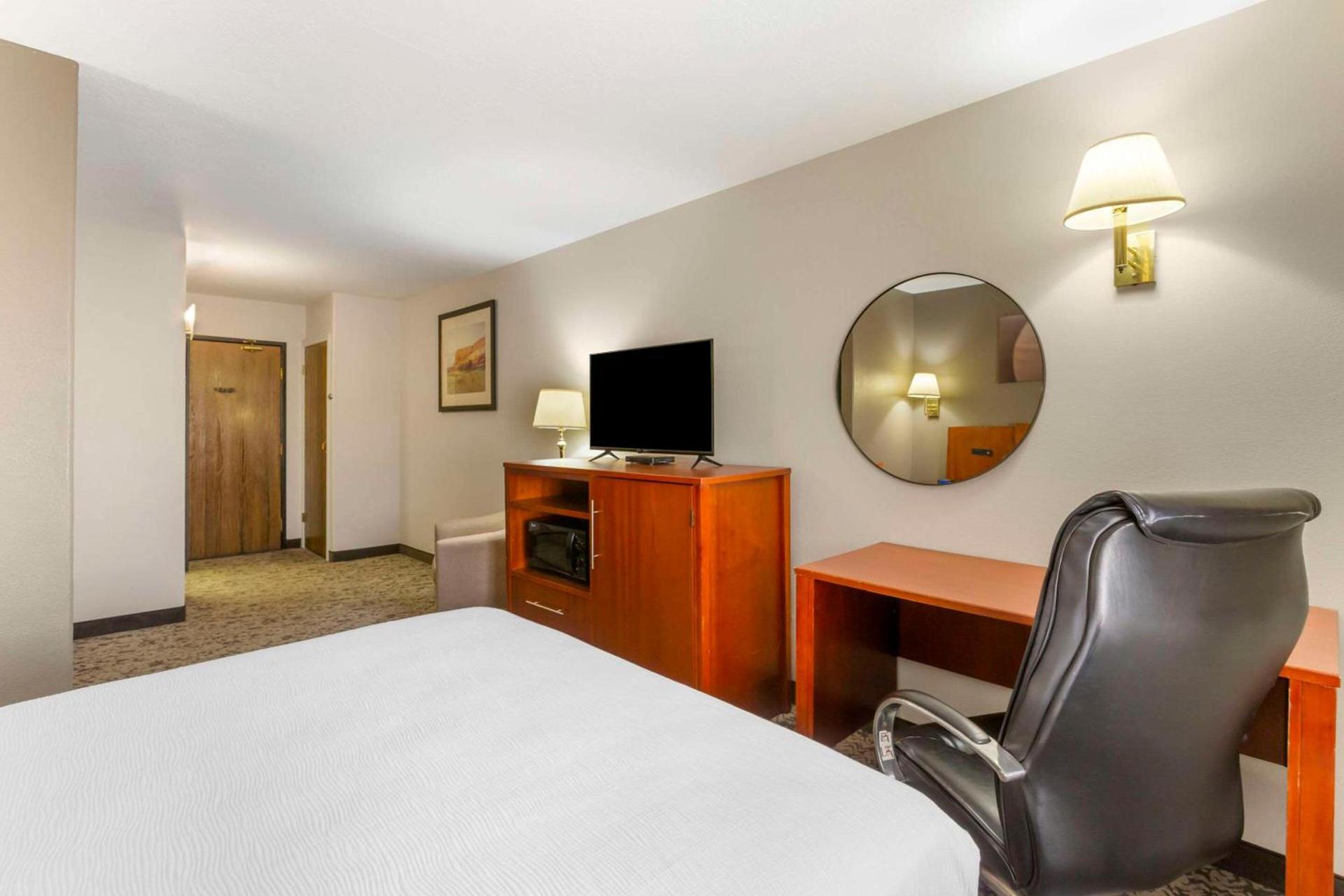 Quality Inn & Suites Fillmore I-15 photo 25
