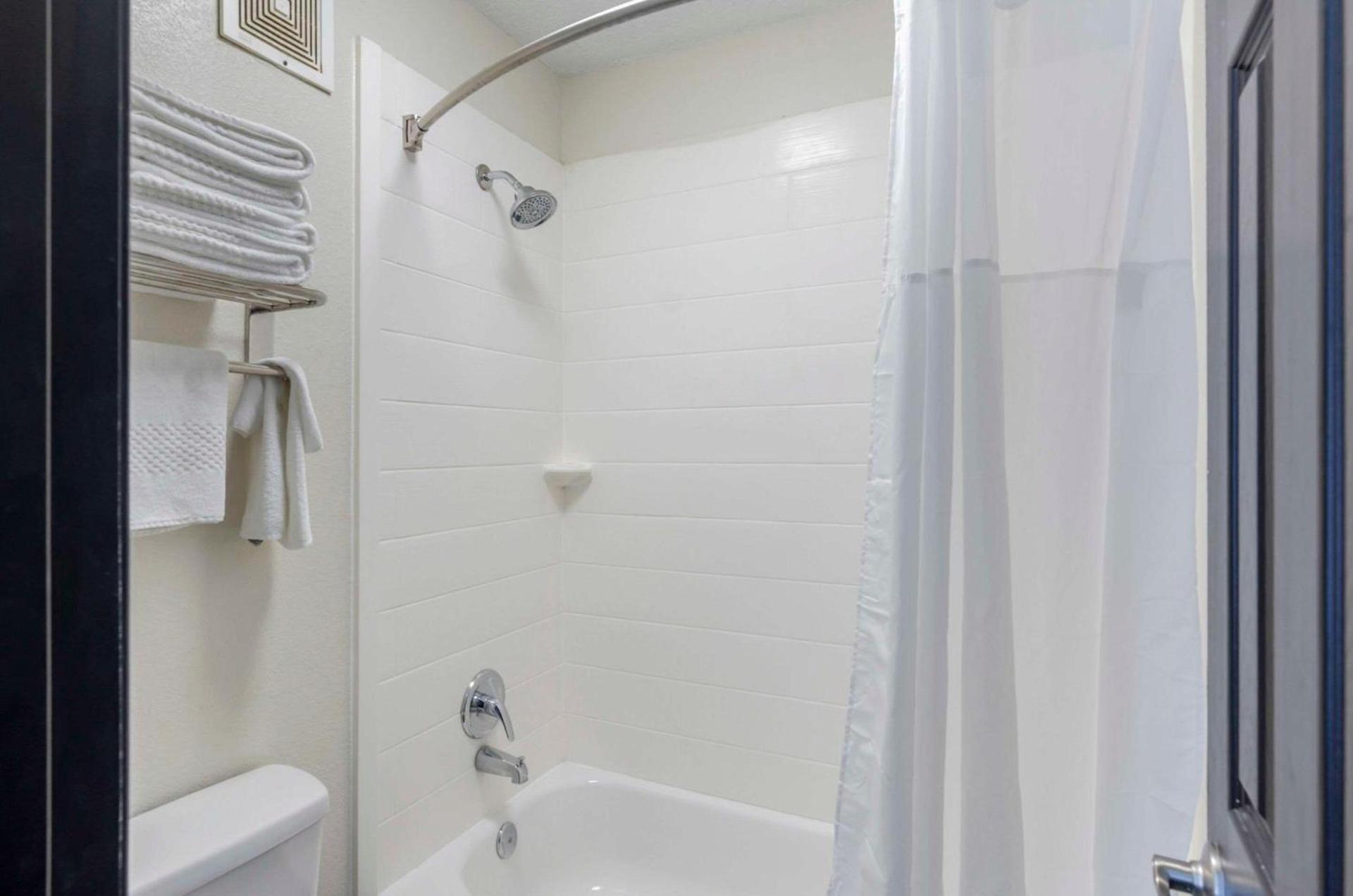 Suburban Studios Verona - Staunton North photo 12