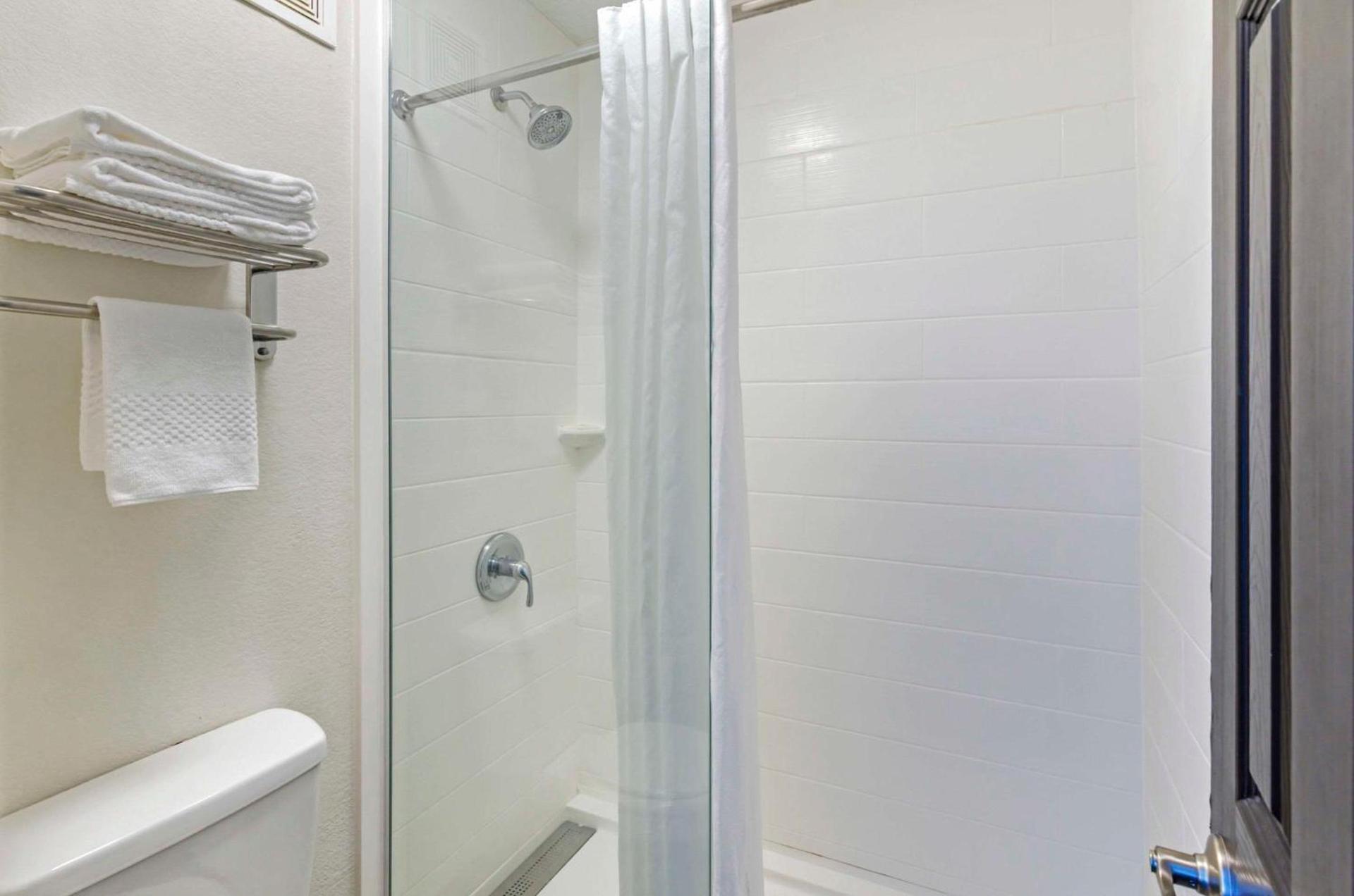 Suburban Studios Verona - Staunton North photo 16