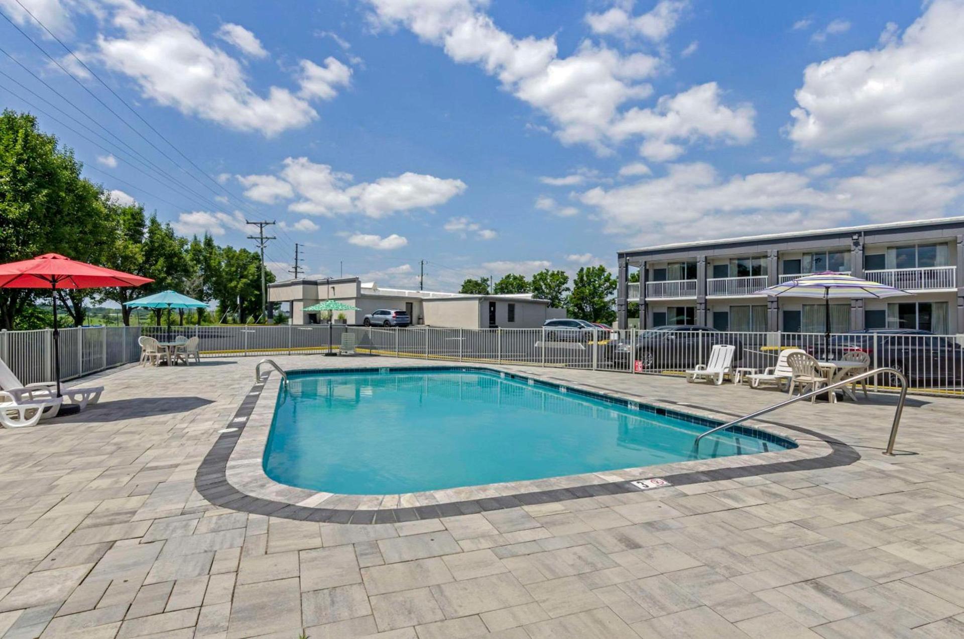 Suburban Studios Verona - Staunton North photo 21