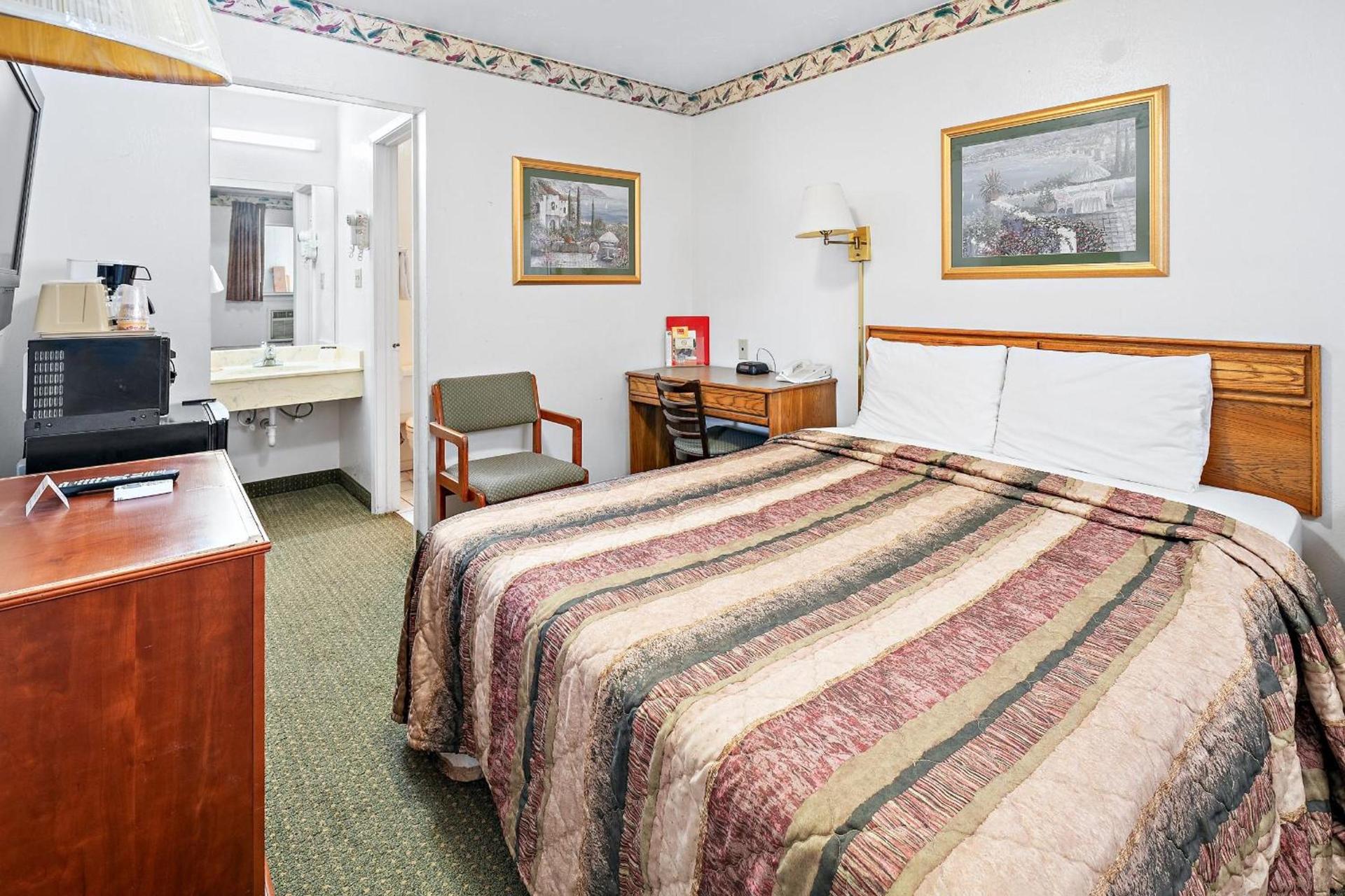 Friendship Inn Hotel photo 5
