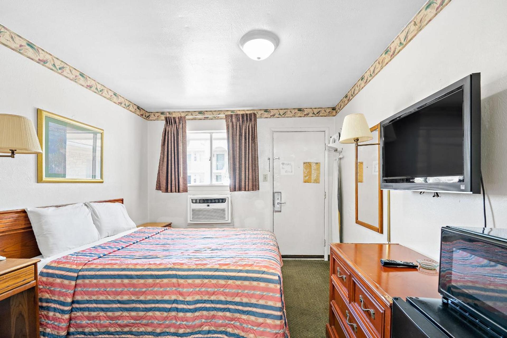 Friendship Inn Hotel photo 12