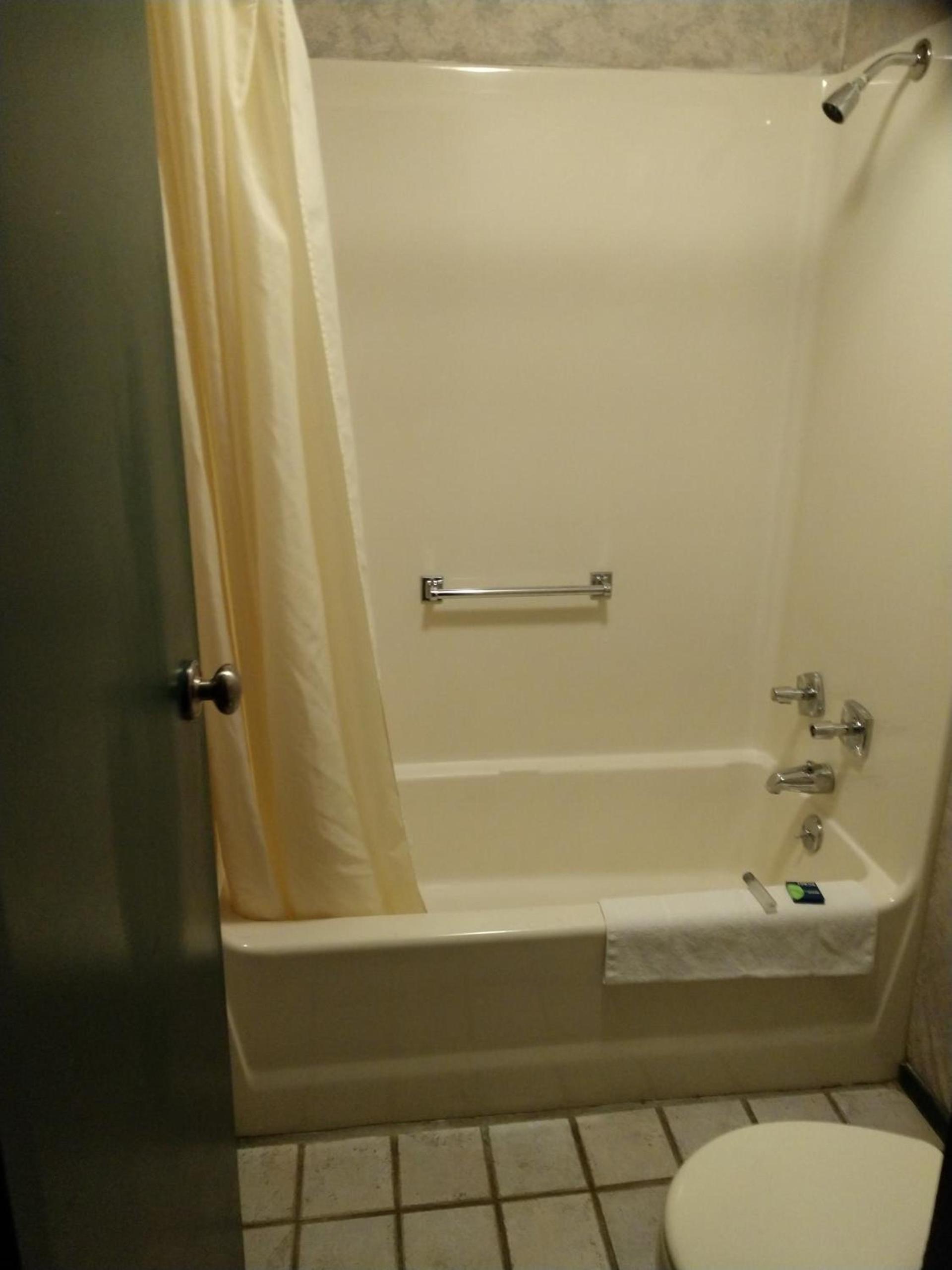 Kensington Inn - Howell photo 12