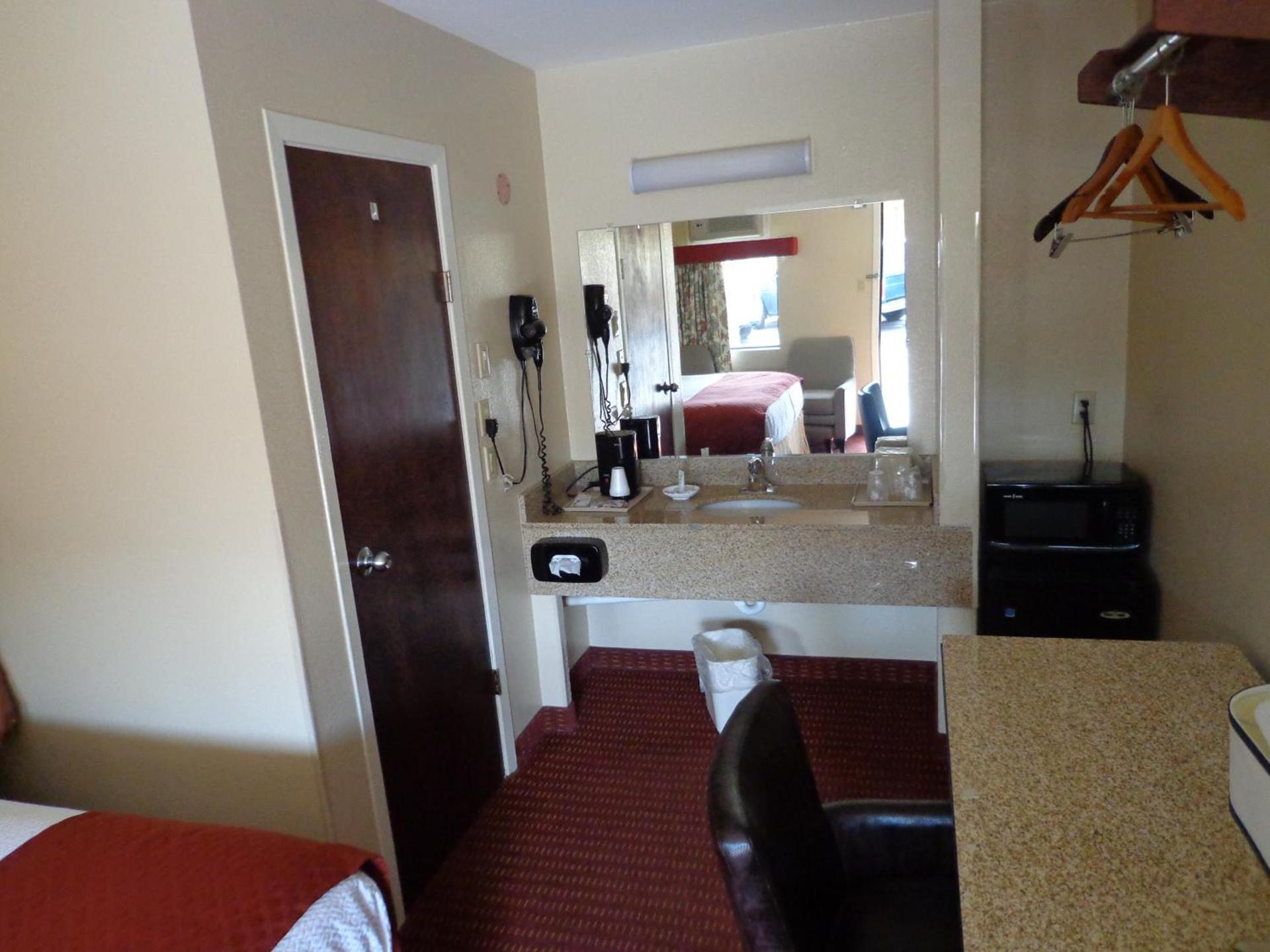 Economy Inn Express Warren photo 16