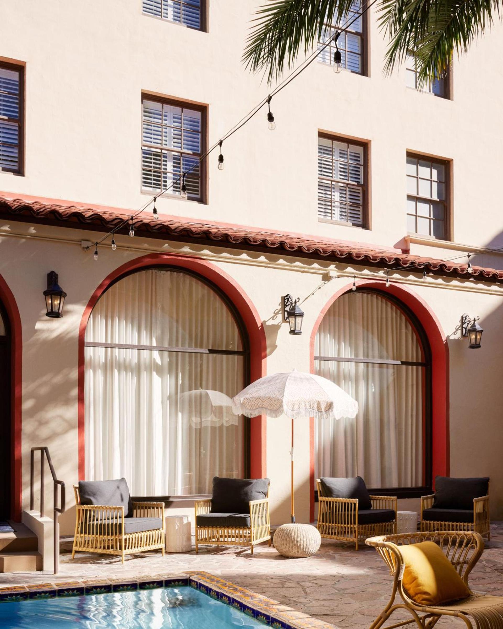 Pasadena Hotel & Pool photo 27