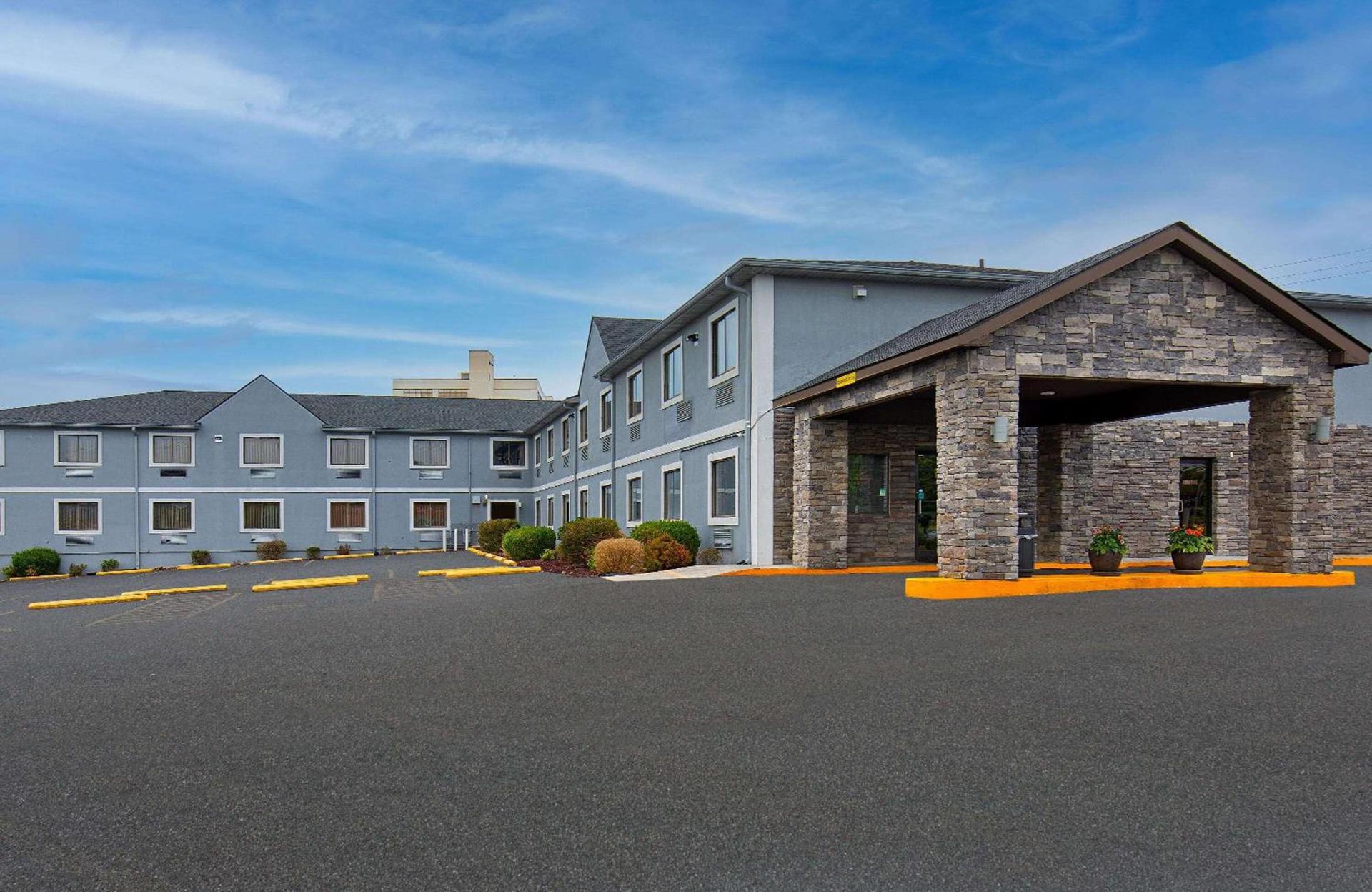Super 8 by Wyndham Somerset photo 2