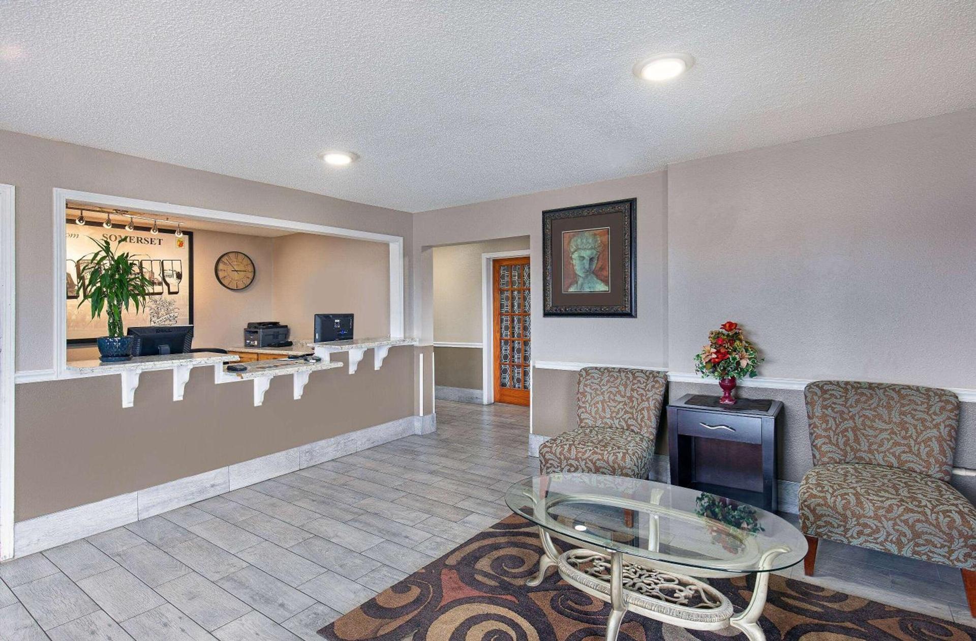 Super 8 by Wyndham Somerset photo 8