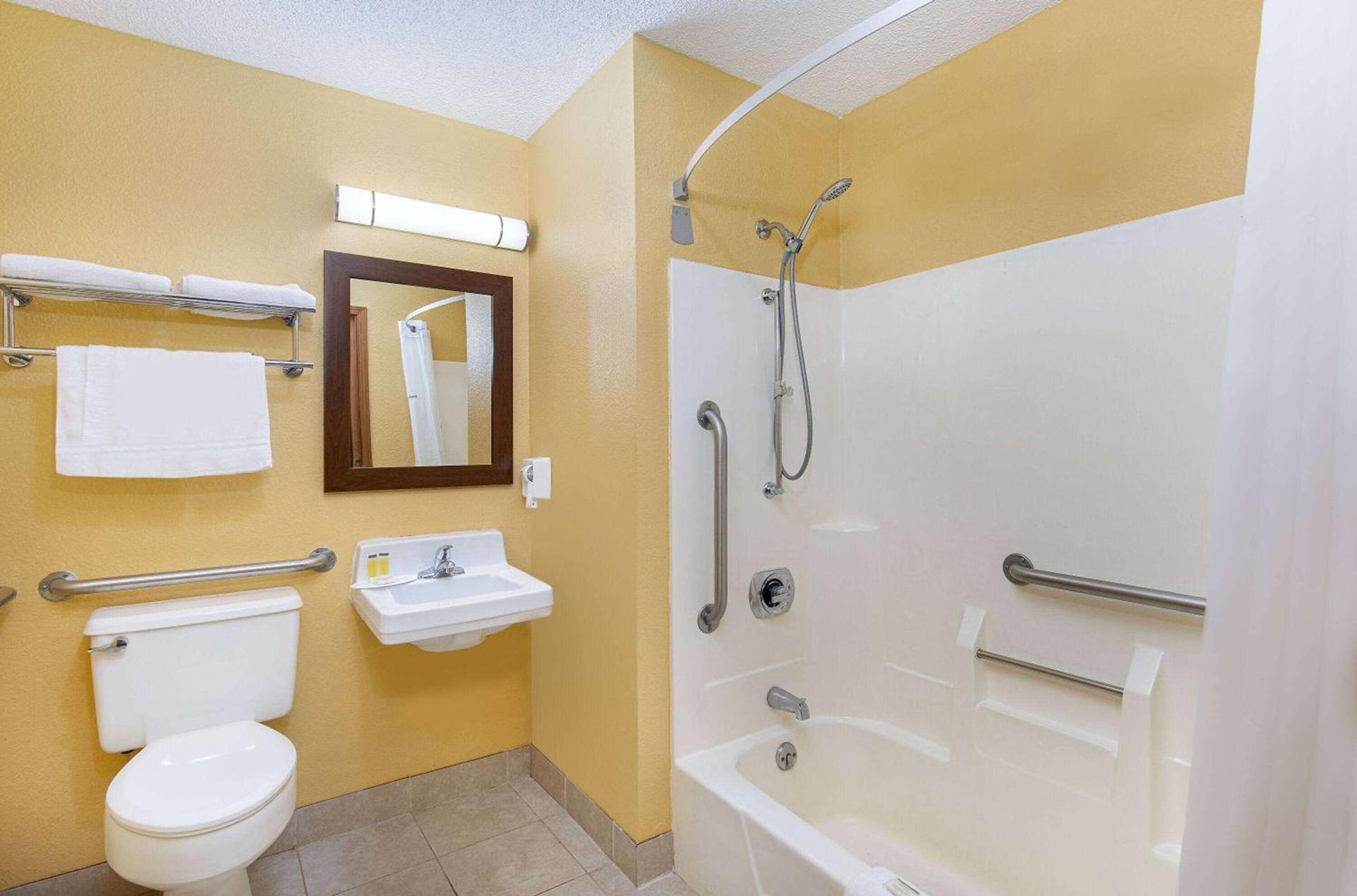 Super 8 by Wyndham Somerset photo 10