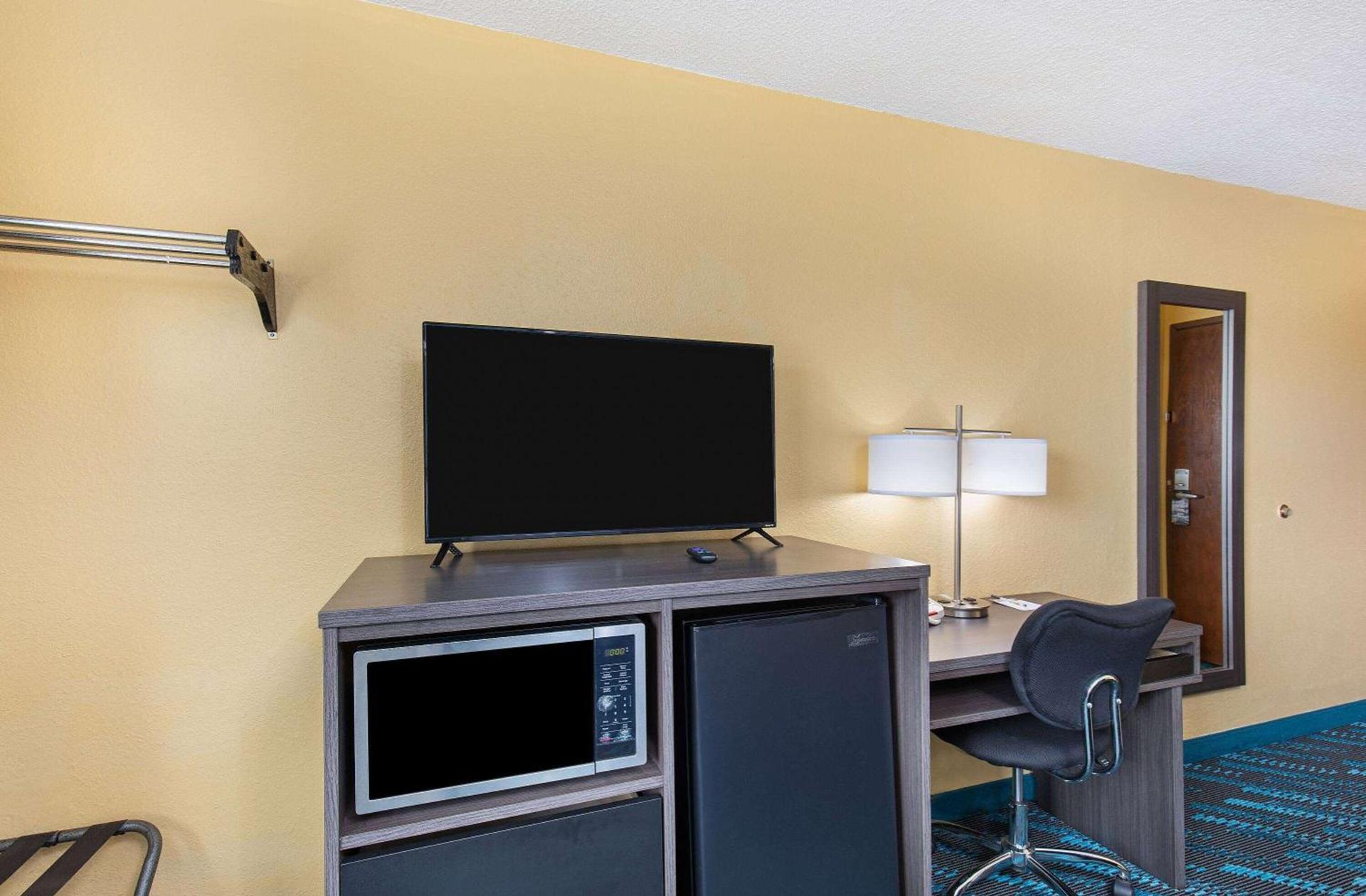 Super 8 by Wyndham Somerset photo 12