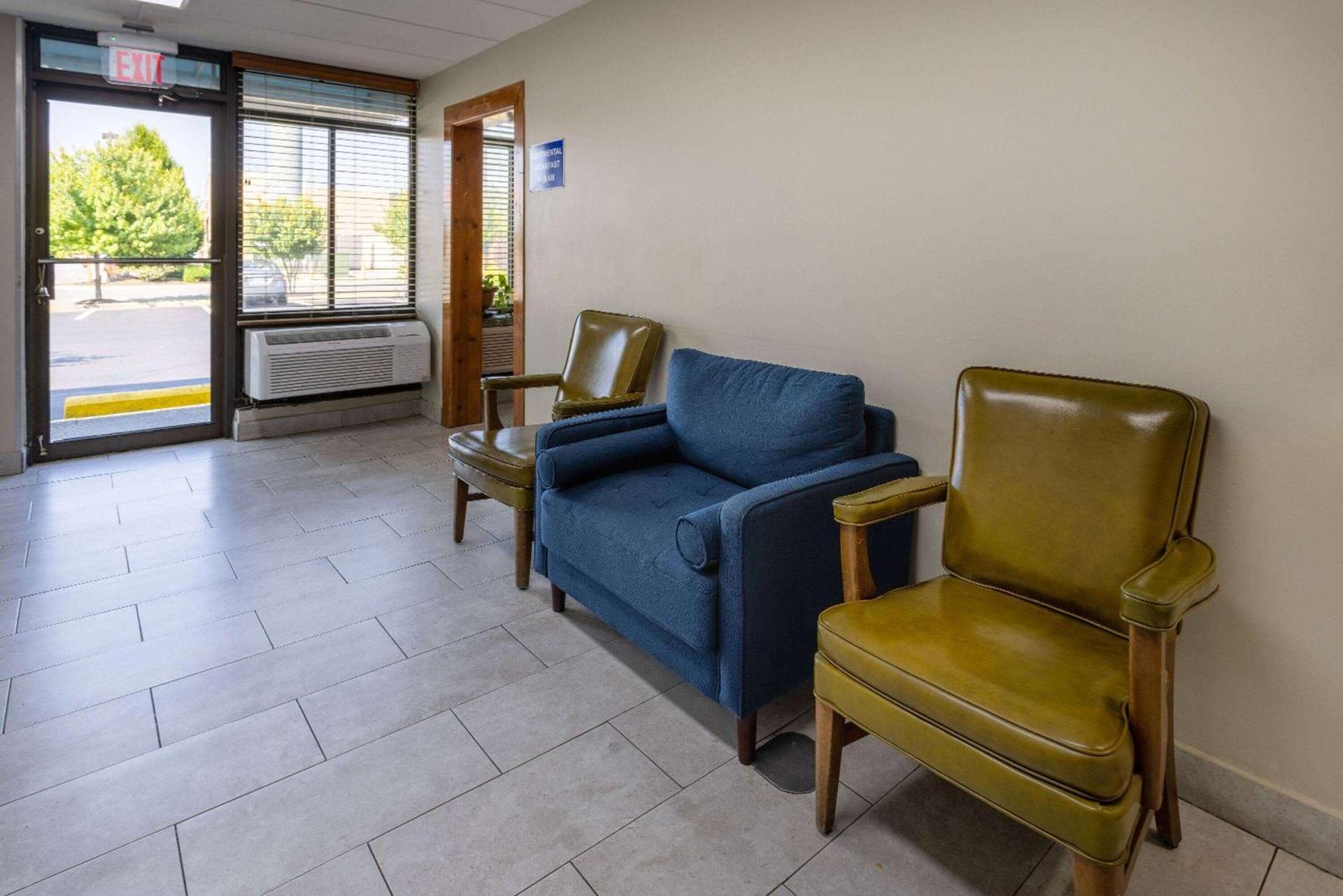 Days Inn by Wyndham Winchester photo 7