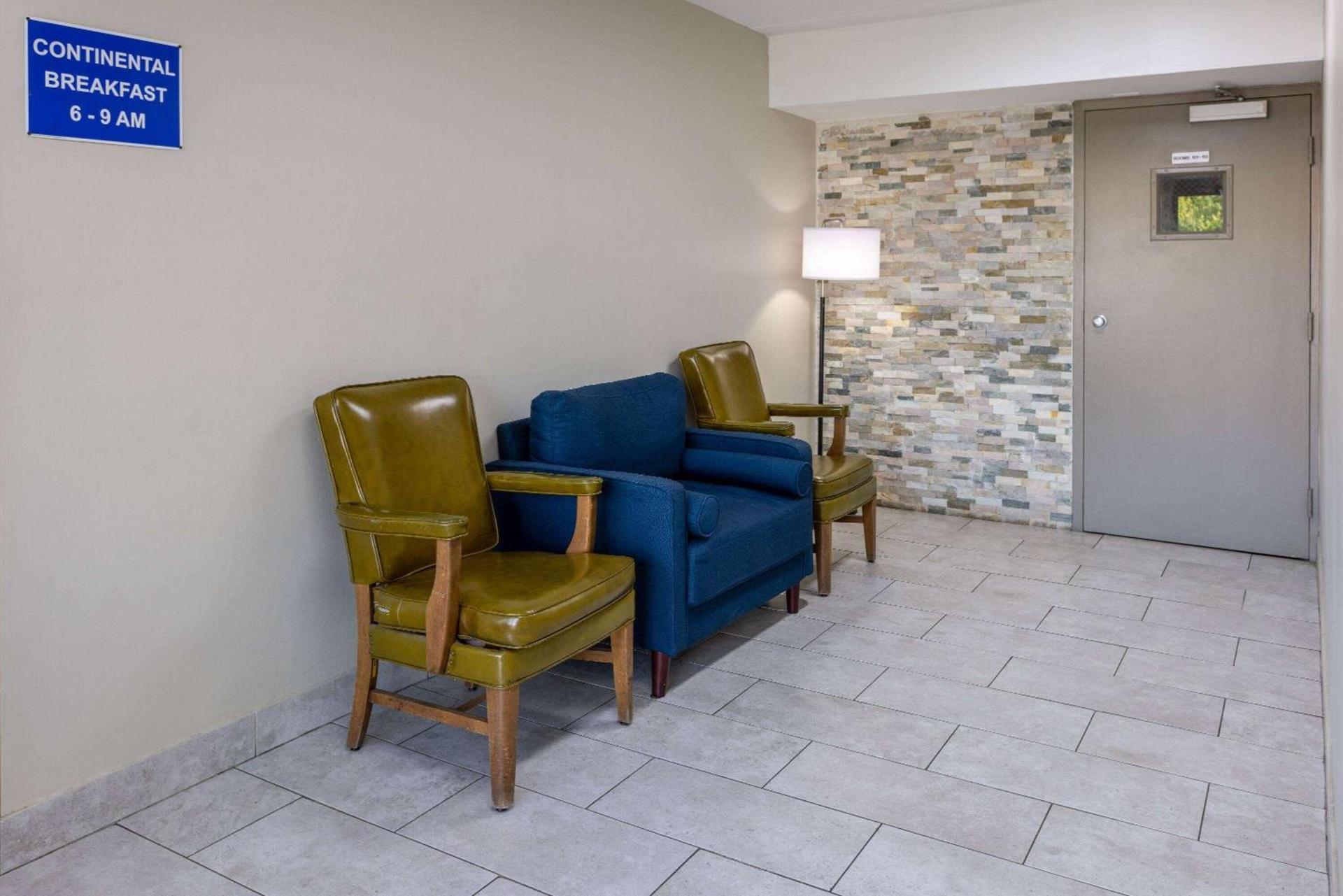 Days Inn by Wyndham Winchester photo 9